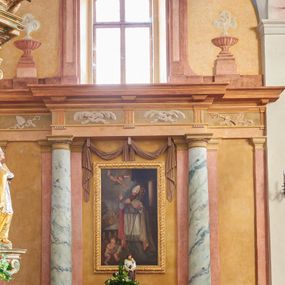Zdjęcie nr 1: Mensa kamienna w formie stołu wspartego na dwóch filarach o trzonach dekorowanych prostokątnymi płycinami. Cokoły filarów prostopadłościenne zwieńczone profilowaniem.