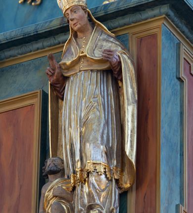 Zdjęcie nr 9: Chór muzyczny konstrukcji drewnianej, wparty na dwóch kamiennych kolumnach o prostych impostowych kapitelach. Balustrada chóru pełna o dekoracji płycinowej (naprzemiennie płyciny owalne, prostokątna i sześcioboczne), zwieńczona profilowanym gzymsem. W dołu ażurowa, wycinana dekoracja. Część środkowa parapetu przełamana i wysunięta do przodu z ustawionymi na niewielkich konsolach polichromowanymi, złoconymi i srebrzonymi figurami: anioła (po środku), św. Wojciecha (?) z lewej i św. Stanisława z prawej. Struktura marmoryzowana w odcieniach zgaszonego niebieskiego, wnętrza płycin w kolorze ceglastej czerwieni. Organy o formie architektonicznej, dziewięcioosiowe z zaakcentowanymi osiami nieparzystymi. Dekorowane złoconym ornamentem akantowym, palmetami, girlandami oraz rocaille'm. Osie trzecia i siódma dodatkowe zwieńczone złoconymi wazonami. Struktura marmoryzowana w odcieniach zgaszonego koloru niebieskiego.