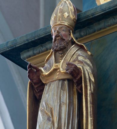 Zdjęcie nr 10: Chór muzyczny konstrukcji drewnianej, wparty na dwóch kamiennych kolumnach o prostych impostowych kapitelach. Balustrada chóru pełna o dekoracji płycinowej (naprzemiennie płyciny owalne, prostokątna i sześcioboczne), zwieńczona profilowanym gzymsem. W dołu ażurowa, wycinana dekoracja. Część środkowa parapetu przełamana i wysunięta do przodu z ustawionymi na niewielkich konsolach polichromowanymi, złoconymi i srebrzonymi figurami: anioła (po środku), św. Wojciecha (?) z lewej i św. Stanisława z prawej. Struktura marmoryzowana w odcieniach zgaszonego niebieskiego, wnętrza płycin w kolorze ceglastej czerwieni. Organy o formie architektonicznej, dziewięcioosiowe z zaakcentowanymi osiami nieparzystymi. Dekorowane złoconym ornamentem akantowym, palmetami, girlandami oraz rocaille'm. Osie trzecia i siódma dodatkowe zwieńczone złoconymi wazonami. Struktura marmoryzowana w odcieniach zgaszonego koloru niebieskiego.