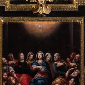 Zdjęcie nr 1: Obraz w kształcie stojącego prostokąta ujętego czarno-złotą ramą z uszakami i dekoracją w postaci złoconych wolut w zwieńczeniu oraz po bokach. Scena Zesłania Ducha Świętego rozgrywa się w ciemnym pomieszczeniu ujętym po bokach kolumnami. Na zgromadzonych w wieczerniku Marię ukazaną w centrum kompozycji, siedzące po jej bokach dwie kobiety oraz otaczających ich w półokręgu 12 apostołów spływają płomyki ognia. W górnej części kompozycji, na tle świetlistej glorii, ukazana gołębica Ducha Świętego. Maria przedstawiona jako młoda kobieta z uniesioną do góry głową i rękami skrzyżowanymi na wysokości piersi. Ubrana jest w jasnoróżową suknię z długimi rękawami oraz niebieski płaszcz. Na jasne włosy ma narzuconą białą chustę. Stopy Matki Boskiej są bose. Nieco z tyłu za Marią przedstawiono dwie młode kobiety z pochylonymi do dołu głowami okrytymi białymi chustami. Po prawej stronie Marki Boskiej przedstawiony św. Jan Ewangelista wyobrażony jako młody, jasnowłosy mężczyzna o owalnej twarzy i delikatnych rysach. Św. Jan odwraca głowę w lewo i unosi wzrok ku górze. W ręku trzyma otwartą księgę. Święty ubrany jest w zielone szaty z długimi rękawami oraz intensywnie czerwony płaszcz. Po lewej stronie Marii ukazano św. Piotra, który odwraca głowę w prawo i unosi wzrok ku górze. Prawą dłoń składa na piersi. Świętego przedstawiono jako starszego mężczyznę z krótką, siwą brodą i łysiną ponad czołem, Ubrany jest w ciemnoszare szaty z długimi rękawami i żółty płaszcz. Pozostali apostołowie tworzą dwie pięcioosobowe grupy rozmieszczone po prawej i lewej stronie kompozycji. Postaci o zróżnicowanych typach fizjonomicznych ukazane zostały z dynamicznych pozach z głowami uniesionymi w kierunku gołębicy Ducha Świętego. Tło jednolicie ciemne. Kolorystyka obrazu ciemnam nasycona.