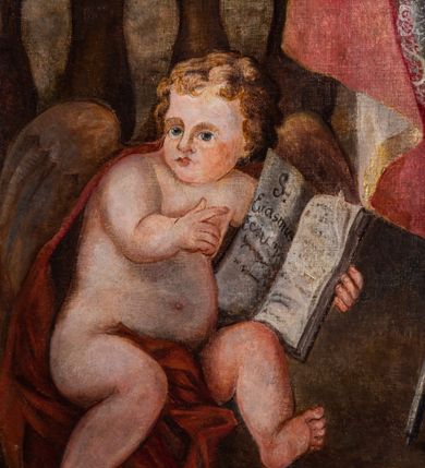 Zdjęcie nr 6: Obraz w kształcie stojącego prostokąta ujęty złoconą ramą dekorowaną motywem plecionki. W centrum kompozycji ukazany stojący, zwrócony w trzech czwartych w prawo św. Erazm. Ukazany jako dojrzały mężczyzna z długą, brązową brodą, ubrany w strój biskupi (alba, rokieta, mucet, kapa, infuła, na szyi pektorał). Święty unosi głowę i prawą rękę ułożoną w geście błogosławieństwa ku górze. W lewym ręku trzyma pastorał. Ponad głową świętego unosi się anioł trzymający palmę męczeństwa. W lewym, dolnym rogu kompozycji przedstawiony siedzący anioł trzymający otwartą księgę z napisem: „S[anctus] Erasmus”. W tle kompozycji, z prawej strony widoczna kolumna z podwieszoną granatową kotarą oraz fragment balustrady (z lewej). Na dalszym planie, w pomniejszonej skali przedstawione sumarycznie postaci na tle rozległego pejzażu.