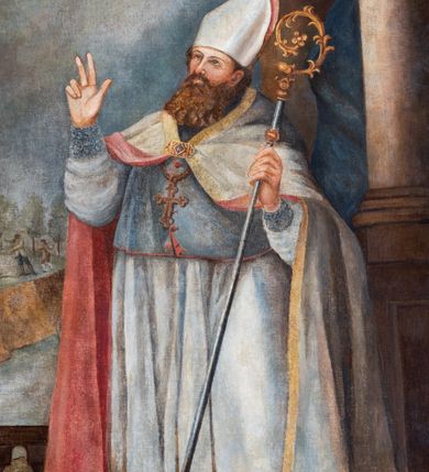 Zdjęcie nr 2: Obraz w kształcie stojącego prostokąta ujęty złoconą ramą dekorowaną motywem plecionki. W centrum kompozycji ukazany stojący, zwrócony w trzech czwartych w prawo św. Erazm. Ukazany jako dojrzały mężczyzna z długą, brązową brodą, ubrany w strój biskupi (alba, rokieta, mucet, kapa, infuła, na szyi pektorał). Święty unosi głowę i prawą rękę ułożoną w geście błogosławieństwa ku górze. W lewym ręku trzyma pastorał. Ponad głową świętego unosi się anioł trzymający palmę męczeństwa. W lewym, dolnym rogu kompozycji przedstawiony siedzący anioł trzymający otwartą księgę z napisem: „S[anctus] Erasmus”. W tle kompozycji, z prawej strony widoczna kolumna z podwieszoną granatową kotarą oraz fragment balustrady (z lewej). Na dalszym planie, w pomniejszonej skali przedstawione sumarycznie postaci na tle rozległego pejzażu.