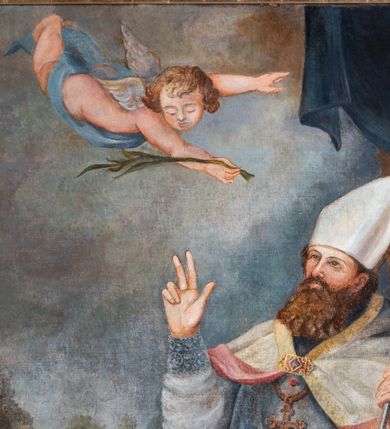 Zdjęcie nr 4: Obraz w kształcie stojącego prostokąta ujęty złoconą ramą dekorowaną motywem plecionki. W centrum kompozycji ukazany stojący, zwrócony w trzech czwartych w prawo św. Erazm. Ukazany jako dojrzały mężczyzna z długą, brązową brodą, ubrany w strój biskupi (alba, rokieta, mucet, kapa, infuła, na szyi pektorał). Święty unosi głowę i prawą rękę ułożoną w geście błogosławieństwa ku górze. W lewym ręku trzyma pastorał. Ponad głową świętego unosi się anioł trzymający palmę męczeństwa. W lewym, dolnym rogu kompozycji przedstawiony siedzący anioł trzymający otwartą księgę z napisem: „S[anctus] Erasmus”. W tle kompozycji, z prawej strony widoczna kolumna z podwieszoną granatową kotarą oraz fragment balustrady (z lewej). Na dalszym planie, w pomniejszonej skali przedstawione sumarycznie postaci na tle rozległego pejzażu.