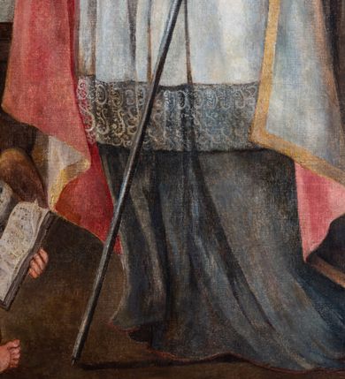 Zdjęcie nr 5: Obraz w kształcie stojącego prostokąta ujęty złoconą ramą dekorowaną motywem plecionki. W centrum kompozycji ukazany stojący, zwrócony w trzech czwartych w prawo św. Erazm. Ukazany jako dojrzały mężczyzna z długą, brązową brodą, ubrany w strój biskupi (alba, rokieta, mucet, kapa, infuła, na szyi pektorał). Święty unosi głowę i prawą rękę ułożoną w geście błogosławieństwa ku górze. W lewym ręku trzyma pastorał. Ponad głową świętego unosi się anioł trzymający palmę męczeństwa. W lewym, dolnym rogu kompozycji przedstawiony siedzący anioł trzymający otwartą księgę z napisem: „S[anctus] Erasmus”. W tle kompozycji, z prawej strony widoczna kolumna z podwieszoną granatową kotarą oraz fragment balustrady (z lewej). Na dalszym planie, w pomniejszonej skali przedstawione sumarycznie postaci na tle rozległego pejzażu.