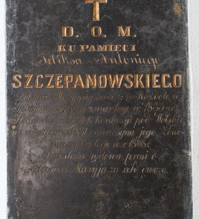 Zdjęcie nr 1: Płyta w kształcie prostokąta stojącego wypełniona inskrypcją.

Inskrypcja:

D. O. M. / KU PAMIĘCI / Feliksa Antoniego / SZCZEPANOWSKIEGO / Doktora Medycyny urodz: w Rozdole w / Galicji w r. 1794 a zmarłego w 1835 w / Krakowie w skutek kontuzyi pod Wołskie - / mi rogatkami 1831 r. oraz syna jego Zeno - / na zmarłego w r. 1838. / Pozostała wdowa prosi o / Zdrowaś Maryja za ich dusze.

Poniżej inskrypcji herb Wieniawa.