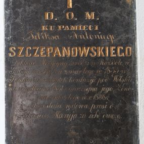 Zdjęcie nr 1: Płyta w kształcie prostokąta stojącego wypełniona inskrypcją.

Inskrypcja:

D. O. M. / KU PAMIĘCI / Feliksa Antoniego / SZCZEPANOWSKIEGO / Doktora Medycyny urodz: w Rozdole w / Galicji w r. 1794 a zmarłego w 1835 w / Krakowie w skutek kontuzyi pod Wołskie - / mi rogatkami 1831 r. oraz syna jego Zeno - / na zmarłego w r. 1838. / Pozostała wdowa prosi o / Zdrowaś Maryja za ich dusze.

Poniżej inskrypcji herb Wieniawa.