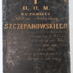 Zdjęcie nr 1: Płyta w kształcie prostokąta stojącego wypełniona inskrypcją.

Inskrypcja:

D. O. M. / KU PAMIĘCI / Feliksa Antoniego / SZCZEPANOWSKIEGO / Doktora Medycyny urodz: w Rozdole w / Galicji w r. 1794 a zmarłego w 1835 w / Krakowie w skutek kontuzyi pod Wołskie - / mi rogatkami 1831 r. oraz syna jego Zeno - / na zmarłego w r. 1838. / Pozostała wdowa prosi o / Zdrowaś Maryja za ich dusze.

Poniżej inskrypcji herb Wieniawa.
