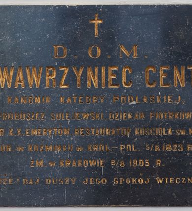 Zdjęcie nr 1: Płyta w kształcie leżącego prostokąta wypełniona inskrypcją.

Inskrypcja:

D.O.M. / KS. WAWRZYNIEC CENTT / KANONIK KATEDRY PODLASKIEJ, / B. PROBOSZCZ SULEJEWSKI DZIEKAN PIOTRKOWSKI, REKTOR X.X. EMERYTÓW, RESTAURATOR KOŚCIOŁA ŚW. MARKA / UR. W KOŹMINKU W KRÓL. – POL. 5/8 1823 R. / ZM. W KRAKOWIE 8/8 1905 R. / BOŻE! DAJ DUSZY JEGO SPOKÓJ WIECZNY.