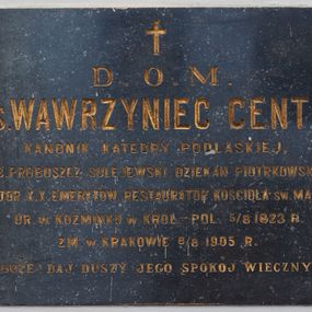 Zdjęcie nr 1: Płyta w kształcie leżącego prostokąta wypełniona inskrypcją.

Inskrypcja:

D.O.M. / KS. WAWRZYNIEC CENTT / KANONIK KATEDRY PODLASKIEJ, / B. PROBOSZCZ SULEJEWSKI DZIEKAN PIOTRKOWSKI, REKTOR X.X. EMERYTÓW, RESTAURATOR KOŚCIOŁA ŚW. MARKA / UR. W KOŹMINKU W KRÓL. – POL. 5/8 1823 R. / ZM. W KRAKOWIE 8/8 1905 R. / BOŻE! DAJ DUSZY JEGO SPOKÓJ WIECZNY.