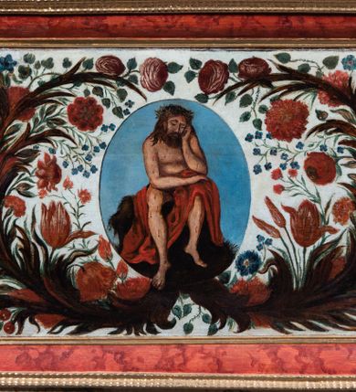 Zdjęcie nr 15: Ołtarz architektoniczny, jednoosiowy, jednokondygnacyjny, ze zwieńczeniem. Ołtarz prostopadłościeny z drewnianą, współczesną mensą i antependium z przedstawieniem Chrystusa na głazie w otoczeniu wieńca z kwiatami. Nastawa ujęta ukośnie dostawionymi filarami kanelowanymi, ustawionymi na postumentach z konsolami o prostych kapitelach utworzonych z roccailli i konsol podtrzymujących przerwane belkowanie zwieńczone ćwierćkolistymi naczółkami. Zwieńczenie o wklęsłych bokach zwieńczone profilowanym gzymsem w kształcie łuku nadwieszonego półkolistego. Na tle filaru, na konsolach ustawione figury uskrzydlonych aniołów. W polu środkowym obraz w kształcie stojącego prostokąta zamkniętego łukiem nadwieszonym półkolistym ozdobniony rocaillem. W ramie obraz z przedstawieniem Matki Boskiej Bolesnej. Nad ramą baldachim z lambrekinem zwieńczony stylizowaną roccaillową muszlą. W zwieńczeniu serce Gorejące na tle glorii promienistej z chmurkami, zwieńczonej uskrzydloną główką anielską; nad gzymsem zwieńczenia  grzebień utworzony z ażurowego rocaillu.