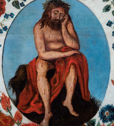 Zdjęcie nr 16: Ołtarz architektoniczny, jednoosiowy, jednokondygnacyjny, ze zwieńczeniem. Ołtarz prostopadłościeny z drewnianą, współczesną mensą i antependium z przedstawieniem Chrystusa na głazie w otoczeniu wieńca z kwiatami. Nastawa ujęta ukośnie dostawionymi filarami kanelowanymi, ustawionymi na postumentach z konsolami o prostych kapitelach utworzonych z roccailli i konsol podtrzymujących przerwane belkowanie zwieńczone ćwierćkolistymi naczółkami. Zwieńczenie o wklęsłych bokach zwieńczone profilowanym gzymsem w kształcie łuku nadwieszonego półkolistego. Na tle filaru, na konsolach ustawione figury uskrzydlonych aniołów. W polu środkowym obraz w kształcie stojącego prostokąta zamkniętego łukiem nadwieszonym półkolistym ozdobniony rocaillem. W ramie obraz z przedstawieniem Matki Boskiej Bolesnej. Nad ramą baldachim z lambrekinem zwieńczony stylizowaną roccaillową muszlą. W zwieńczeniu serce Gorejące na tle glorii promienistej z chmurkami, zwieńczonej uskrzydloną główką anielską; nad gzymsem zwieńczenia  grzebień utworzony z ażurowego rocaillu.