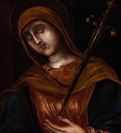 Zdjęcie nr 18: Ołtarz architektoniczny, jednoosiowy, jednokondygnacyjny, ze zwieńczeniem. Ołtarz prostopadłościeny z drewnianą, współczesną mensą i antependium z przedstawieniem Chrystusa na głazie w otoczeniu wieńca z kwiatami. Nastawa ujęta ukośnie dostawionymi filarami kanelowanymi, ustawionymi na postumentach z konsolami o prostych kapitelach utworzonych z roccailli i konsol podtrzymujących przerwane belkowanie zwieńczone ćwierćkolistymi naczółkami. Zwieńczenie o wklęsłych bokach zwieńczone profilowanym gzymsem w kształcie łuku nadwieszonego półkolistego. Na tle filaru, na konsolach ustawione figury uskrzydlonych aniołów. W polu środkowym obraz w kształcie stojącego prostokąta zamkniętego łukiem nadwieszonym półkolistym ozdobniony rocaillem. W ramie obraz z przedstawieniem Matki Boskiej Bolesnej. Nad ramą baldachim z lambrekinem zwieńczony stylizowaną roccaillową muszlą. W zwieńczeniu serce Gorejące na tle glorii promienistej z chmurkami, zwieńczonej uskrzydloną główką anielską; nad gzymsem zwieńczenia  grzebień utworzony z ażurowego rocaillu.