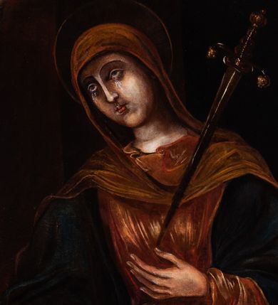 Zdjęcie nr 1: Ołtarz architektoniczny, jednoosiowy, jednokondygnacyjny, ze zwieńczeniem. Ołtarz prostopadłościeny z drewnianą, współczesną mensą i antependium z przedstawieniem Chrystusa na głazie w otoczeniu wieńca z kwiatami. Nastawa ujęta ukośnie dostawionymi filarami kanelowanymi, ustawionymi na postumentach z konsolami o prostych kapitelach utworzonych z roccailli i konsol podtrzymujących przerwane belkowanie zwieńczone ćwierćkolistymi naczółkami. Zwieńczenie o wklęsłych bokach zwieńczone profilowanym gzymsem w kształcie łuku nadwieszonego półkolistego. Na tle filaru, na konsolach ustawione figury uskrzydlonych aniołów. W polu środkowym obraz w kształcie stojącego prostokąta zamkniętego łukiem nadwieszonym półkolistym ozdobniony rocaillem. W ramie obraz z przedstawieniem Matki Boskiej Bolesnej. Nad ramą baldachim z lambrekinem zwieńczony stylizowaną roccaillową muszlą. W zwieńczeniu serce Gorejące na tle glorii promienistej z chmurkami, zwieńczonej uskrzydloną główką anielską; nad gzymsem zwieńczenia  grzebień utworzony z ażurowego rocaillu.