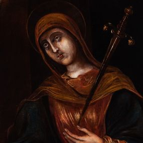 Zdjęcie nr 1: Ołtarz architektoniczny, jednoosiowy, jednokondygnacyjny, ze zwieńczeniem. Ołtarz prostopadłościeny z drewnianą, współczesną mensą i antependium z przedstawieniem Chrystusa na głazie w otoczeniu wieńca z kwiatami. Nastawa ujęta ukośnie dostawionymi filarami kanelowanymi, ustawionymi na postumentach z konsolami o prostych kapitelach utworzonych z roccailli i konsol podtrzymujących przerwane belkowanie zwieńczone ćwierćkolistymi naczółkami. Zwieńczenie o wklęsłych bokach zwieńczone profilowanym gzymsem w kształcie łuku nadwieszonego półkolistego. Na tle filaru, na konsolach ustawione figury uskrzydlonych aniołów. W polu środkowym obraz w kształcie stojącego prostokąta zamkniętego łukiem nadwieszonym półkolistym ozdobniony rocaillem. W ramie obraz z przedstawieniem Matki Boskiej Bolesnej. Nad ramą baldachim z lambrekinem zwieńczony stylizowaną roccaillową muszlą. W zwieńczeniu serce Gorejące na tle glorii promienistej z chmurkami, zwieńczonej uskrzydloną główką anielską; nad gzymsem zwieńczenia  grzebień utworzony z ażurowego rocaillu.