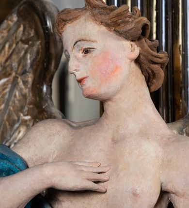 Zdjęcie nr 2: Ołtarz architektoniczny, jednoosiowy, jednokondygnacyjny, ze zwieńczeniem. Ołtarz prostopadłościeny z drewnianą, współczesną mensą i antependium z przedstawieniem Chrystusa na głazie w otoczeniu wieńca z kwiatami. Nastawa ujęta ukośnie dostawionymi filarami kanelowanymi, ustawionymi na postumentach z konsolami o prostych kapitelach utworzonych z roccailli i konsol podtrzymujących przerwane belkowanie zwieńczone ćwierćkolistymi naczółkami. Zwieńczenie o wklęsłych bokach zwieńczone profilowanym gzymsem w kształcie łuku nadwieszonego półkolistego. Na tle filaru, na konsolach ustawione figury uskrzydlonych aniołów. W polu środkowym obraz w kształcie stojącego prostokąta zamkniętego łukiem nadwieszonym półkolistym ozdobniony rocaillem. W ramie obraz z przedstawieniem Matki Boskiej Bolesnej. Nad ramą baldachim z lambrekinem zwieńczony stylizowaną roccaillową muszlą. W zwieńczeniu serce Gorejące na tle glorii promienistej z chmurkami, zwieńczonej uskrzydloną główką anielską; nad gzymsem zwieńczenia  grzebień utworzony z ażurowego rocaillu.