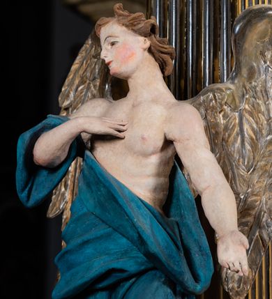 Zdjęcie nr 3: Ołtarz architektoniczny, jednoosiowy, jednokondygnacyjny, ze zwieńczeniem. Ołtarz prostopadłościeny z drewnianą, współczesną mensą i antependium z przedstawieniem Chrystusa na głazie w otoczeniu wieńca z kwiatami. Nastawa ujęta ukośnie dostawionymi filarami kanelowanymi, ustawionymi na postumentach z konsolami o prostych kapitelach utworzonych z roccailli i konsol podtrzymujących przerwane belkowanie zwieńczone ćwierćkolistymi naczółkami. Zwieńczenie o wklęsłych bokach zwieńczone profilowanym gzymsem w kształcie łuku nadwieszonego półkolistego. Na tle filaru, na konsolach ustawione figury uskrzydlonych aniołów. W polu środkowym obraz w kształcie stojącego prostokąta zamkniętego łukiem nadwieszonym półkolistym ozdobniony rocaillem. W ramie obraz z przedstawieniem Matki Boskiej Bolesnej. Nad ramą baldachim z lambrekinem zwieńczony stylizowaną roccaillową muszlą. W zwieńczeniu serce Gorejące na tle glorii promienistej z chmurkami, zwieńczonej uskrzydloną główką anielską; nad gzymsem zwieńczenia  grzebień utworzony z ażurowego rocaillu.