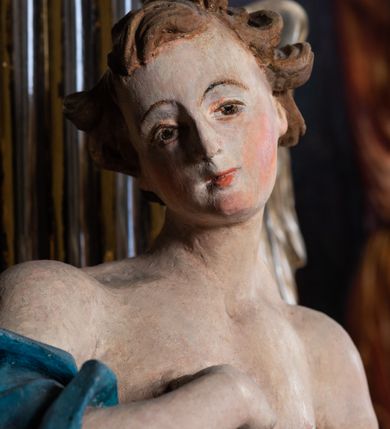 Zdjęcie nr 4: Ołtarz architektoniczny, jednoosiowy, jednokondygnacyjny, ze zwieńczeniem. Ołtarz prostopadłościeny z drewnianą, współczesną mensą i antependium z przedstawieniem Chrystusa na głazie w otoczeniu wieńca z kwiatami. Nastawa ujęta ukośnie dostawionymi filarami kanelowanymi, ustawionymi na postumentach z konsolami o prostych kapitelach utworzonych z roccailli i konsol podtrzymujących przerwane belkowanie zwieńczone ćwierćkolistymi naczółkami. Zwieńczenie o wklęsłych bokach zwieńczone profilowanym gzymsem w kształcie łuku nadwieszonego półkolistego. Na tle filaru, na konsolach ustawione figury uskrzydlonych aniołów. W polu środkowym obraz w kształcie stojącego prostokąta zamkniętego łukiem nadwieszonym półkolistym ozdobniony rocaillem. W ramie obraz z przedstawieniem Matki Boskiej Bolesnej. Nad ramą baldachim z lambrekinem zwieńczony stylizowaną roccaillową muszlą. W zwieńczeniu serce Gorejące na tle glorii promienistej z chmurkami, zwieńczonej uskrzydloną główką anielską; nad gzymsem zwieńczenia  grzebień utworzony z ażurowego rocaillu.