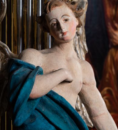 Zdjęcie nr 5: Ołtarz architektoniczny, jednoosiowy, jednokondygnacyjny, ze zwieńczeniem. Ołtarz prostopadłościeny z drewnianą, współczesną mensą i antependium z przedstawieniem Chrystusa na głazie w otoczeniu wieńca z kwiatami. Nastawa ujęta ukośnie dostawionymi filarami kanelowanymi, ustawionymi na postumentach z konsolami o prostych kapitelach utworzonych z roccailli i konsol podtrzymujących przerwane belkowanie zwieńczone ćwierćkolistymi naczółkami. Zwieńczenie o wklęsłych bokach zwieńczone profilowanym gzymsem w kształcie łuku nadwieszonego półkolistego. Na tle filaru, na konsolach ustawione figury uskrzydlonych aniołów. W polu środkowym obraz w kształcie stojącego prostokąta zamkniętego łukiem nadwieszonym półkolistym ozdobniony rocaillem. W ramie obraz z przedstawieniem Matki Boskiej Bolesnej. Nad ramą baldachim z lambrekinem zwieńczony stylizowaną roccaillową muszlą. W zwieńczeniu serce Gorejące na tle glorii promienistej z chmurkami, zwieńczonej uskrzydloną główką anielską; nad gzymsem zwieńczenia  grzebień utworzony z ażurowego rocaillu.