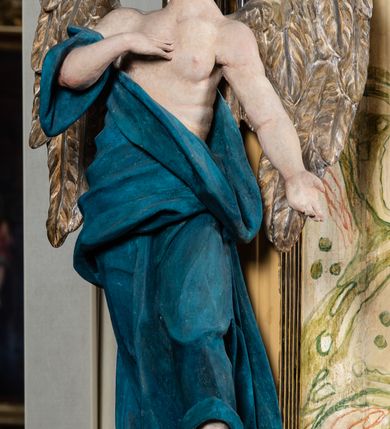 Zdjęcie nr 6: Ołtarz architektoniczny, jednoosiowy, jednokondygnacyjny, ze zwieńczeniem. Ołtarz prostopadłościeny z drewnianą, współczesną mensą i antependium z przedstawieniem Chrystusa na głazie w otoczeniu wieńca z kwiatami. Nastawa ujęta ukośnie dostawionymi filarami kanelowanymi, ustawionymi na postumentach z konsolami o prostych kapitelach utworzonych z roccailli i konsol podtrzymujących przerwane belkowanie zwieńczone ćwierćkolistymi naczółkami. Zwieńczenie o wklęsłych bokach zwieńczone profilowanym gzymsem w kształcie łuku nadwieszonego półkolistego. Na tle filaru, na konsolach ustawione figury uskrzydlonych aniołów. W polu środkowym obraz w kształcie stojącego prostokąta zamkniętego łukiem nadwieszonym półkolistym ozdobniony rocaillem. W ramie obraz z przedstawieniem Matki Boskiej Bolesnej. Nad ramą baldachim z lambrekinem zwieńczony stylizowaną roccaillową muszlą. W zwieńczeniu serce Gorejące na tle glorii promienistej z chmurkami, zwieńczonej uskrzydloną główką anielską; nad gzymsem zwieńczenia  grzebień utworzony z ażurowego rocaillu.