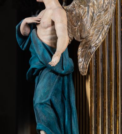 Zdjęcie nr 8: Ołtarz architektoniczny, jednoosiowy, jednokondygnacyjny, ze zwieńczeniem. Ołtarz prostopadłościeny z drewnianą, współczesną mensą i antependium z przedstawieniem Chrystusa na głazie w otoczeniu wieńca z kwiatami. Nastawa ujęta ukośnie dostawionymi filarami kanelowanymi, ustawionymi na postumentach z konsolami o prostych kapitelach utworzonych z roccailli i konsol podtrzymujących przerwane belkowanie zwieńczone ćwierćkolistymi naczółkami. Zwieńczenie o wklęsłych bokach zwieńczone profilowanym gzymsem w kształcie łuku nadwieszonego półkolistego. Na tle filaru, na konsolach ustawione figury uskrzydlonych aniołów. W polu środkowym obraz w kształcie stojącego prostokąta zamkniętego łukiem nadwieszonym półkolistym ozdobniony rocaillem. W ramie obraz z przedstawieniem Matki Boskiej Bolesnej. Nad ramą baldachim z lambrekinem zwieńczony stylizowaną roccaillową muszlą. W zwieńczeniu serce Gorejące na tle glorii promienistej z chmurkami, zwieńczonej uskrzydloną główką anielską; nad gzymsem zwieńczenia  grzebień utworzony z ażurowego rocaillu.