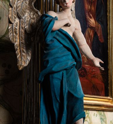 Zdjęcie nr 7: Ołtarz architektoniczny, jednoosiowy, jednokondygnacyjny, ze zwieńczeniem. Ołtarz prostopadłościeny z drewnianą, współczesną mensą i antependium z przedstawieniem Chrystusa na głazie w otoczeniu wieńca z kwiatami. Nastawa ujęta ukośnie dostawionymi filarami kanelowanymi, ustawionymi na postumentach z konsolami o prostych kapitelach utworzonych z roccailli i konsol podtrzymujących przerwane belkowanie zwieńczone ćwierćkolistymi naczółkami. Zwieńczenie o wklęsłych bokach zwieńczone profilowanym gzymsem w kształcie łuku nadwieszonego półkolistego. Na tle filaru, na konsolach ustawione figury uskrzydlonych aniołów. W polu środkowym obraz w kształcie stojącego prostokąta zamkniętego łukiem nadwieszonym półkolistym ozdobniony rocaillem. W ramie obraz z przedstawieniem Matki Boskiej Bolesnej. Nad ramą baldachim z lambrekinem zwieńczony stylizowaną roccaillową muszlą. W zwieńczeniu serce Gorejące na tle glorii promienistej z chmurkami, zwieńczonej uskrzydloną główką anielską; nad gzymsem zwieńczenia  grzebień utworzony z ażurowego rocaillu.