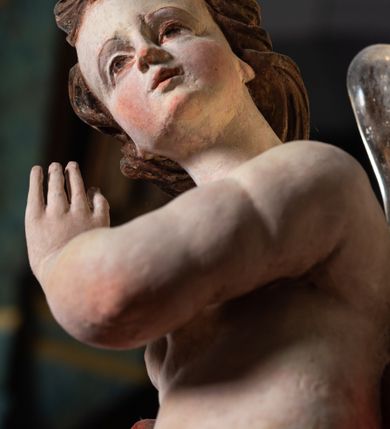 Zdjęcie nr 9: Ołtarz architektoniczny, jednoosiowy, jednokondygnacyjny, ze zwieńczeniem. Ołtarz prostopadłościeny z drewnianą, współczesną mensą i antependium z przedstawieniem Chrystusa na głazie w otoczeniu wieńca z kwiatami. Nastawa ujęta ukośnie dostawionymi filarami kanelowanymi, ustawionymi na postumentach z konsolami o prostych kapitelach utworzonych z roccailli i konsol podtrzymujących przerwane belkowanie zwieńczone ćwierćkolistymi naczółkami. Zwieńczenie o wklęsłych bokach zwieńczone profilowanym gzymsem w kształcie łuku nadwieszonego półkolistego. Na tle filaru, na konsolach ustawione figury uskrzydlonych aniołów. W polu środkowym obraz w kształcie stojącego prostokąta zamkniętego łukiem nadwieszonym półkolistym ozdobniony rocaillem. W ramie obraz z przedstawieniem Matki Boskiej Bolesnej. Nad ramą baldachim z lambrekinem zwieńczony stylizowaną roccaillową muszlą. W zwieńczeniu serce Gorejące na tle glorii promienistej z chmurkami, zwieńczonej uskrzydloną główką anielską; nad gzymsem zwieńczenia  grzebień utworzony z ażurowego rocaillu.