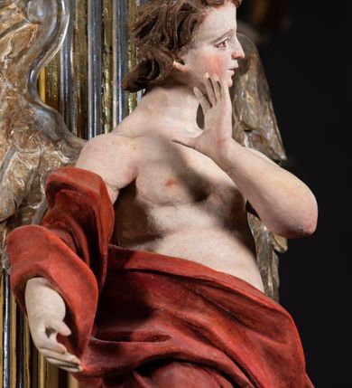 Zdjęcie nr 10: Ołtarz architektoniczny, jednoosiowy, jednokondygnacyjny, ze zwieńczeniem. Ołtarz prostopadłościeny z drewnianą, współczesną mensą i antependium z przedstawieniem Chrystusa na głazie w otoczeniu wieńca z kwiatami. Nastawa ujęta ukośnie dostawionymi filarami kanelowanymi, ustawionymi na postumentach z konsolami o prostych kapitelach utworzonych z roccailli i konsol podtrzymujących przerwane belkowanie zwieńczone ćwierćkolistymi naczółkami. Zwieńczenie o wklęsłych bokach zwieńczone profilowanym gzymsem w kształcie łuku nadwieszonego półkolistego. Na tle filaru, na konsolach ustawione figury uskrzydlonych aniołów. W polu środkowym obraz w kształcie stojącego prostokąta zamkniętego łukiem nadwieszonym półkolistym ozdobniony rocaillem. W ramie obraz z przedstawieniem Matki Boskiej Bolesnej. Nad ramą baldachim z lambrekinem zwieńczony stylizowaną roccaillową muszlą. W zwieńczeniu serce Gorejące na tle glorii promienistej z chmurkami, zwieńczonej uskrzydloną główką anielską; nad gzymsem zwieńczenia  grzebień utworzony z ażurowego rocaillu.