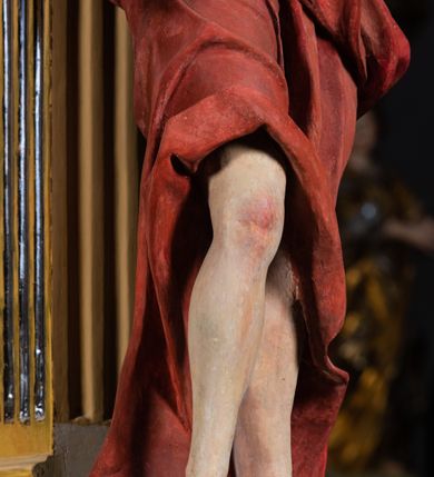 Zdjęcie nr 14: Ołtarz architektoniczny, jednoosiowy, jednokondygnacyjny, ze zwieńczeniem. Ołtarz prostopadłościeny z drewnianą, współczesną mensą i antependium z przedstawieniem Chrystusa na głazie w otoczeniu wieńca z kwiatami. Nastawa ujęta ukośnie dostawionymi filarami kanelowanymi, ustawionymi na postumentach z konsolami o prostych kapitelach utworzonych z roccailli i konsol podtrzymujących przerwane belkowanie zwieńczone ćwierćkolistymi naczółkami. Zwieńczenie o wklęsłych bokach zwieńczone profilowanym gzymsem w kształcie łuku nadwieszonego półkolistego. Na tle filaru, na konsolach ustawione figury uskrzydlonych aniołów. W polu środkowym obraz w kształcie stojącego prostokąta zamkniętego łukiem nadwieszonym półkolistym ozdobniony rocaillem. W ramie obraz z przedstawieniem Matki Boskiej Bolesnej. Nad ramą baldachim z lambrekinem zwieńczony stylizowaną roccaillową muszlą. W zwieńczeniu serce Gorejące na tle glorii promienistej z chmurkami, zwieńczonej uskrzydloną główką anielską; nad gzymsem zwieńczenia  grzebień utworzony z ażurowego rocaillu.