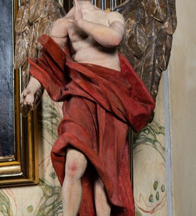 Zdjęcie nr 11: Ołtarz architektoniczny, jednoosiowy, jednokondygnacyjny, ze zwieńczeniem. Ołtarz prostopadłościeny z drewnianą, współczesną mensą i antependium z przedstawieniem Chrystusa na głazie w otoczeniu wieńca z kwiatami. Nastawa ujęta ukośnie dostawionymi filarami kanelowanymi, ustawionymi na postumentach z konsolami o prostych kapitelach utworzonych z roccailli i konsol podtrzymujących przerwane belkowanie zwieńczone ćwierćkolistymi naczółkami. Zwieńczenie o wklęsłych bokach zwieńczone profilowanym gzymsem w kształcie łuku nadwieszonego półkolistego. Na tle filaru, na konsolach ustawione figury uskrzydlonych aniołów. W polu środkowym obraz w kształcie stojącego prostokąta zamkniętego łukiem nadwieszonym półkolistym ozdobniony rocaillem. W ramie obraz z przedstawieniem Matki Boskiej Bolesnej. Nad ramą baldachim z lambrekinem zwieńczony stylizowaną roccaillową muszlą. W zwieńczeniu serce Gorejące na tle glorii promienistej z chmurkami, zwieńczonej uskrzydloną główką anielską; nad gzymsem zwieńczenia  grzebień utworzony z ażurowego rocaillu.