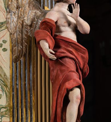 Zdjęcie nr 13: Ołtarz architektoniczny, jednoosiowy, jednokondygnacyjny, ze zwieńczeniem. Ołtarz prostopadłościeny z drewnianą, współczesną mensą i antependium z przedstawieniem Chrystusa na głazie w otoczeniu wieńca z kwiatami. Nastawa ujęta ukośnie dostawionymi filarami kanelowanymi, ustawionymi na postumentach z konsolami o prostych kapitelach utworzonych z roccailli i konsol podtrzymujących przerwane belkowanie zwieńczone ćwierćkolistymi naczółkami. Zwieńczenie o wklęsłych bokach zwieńczone profilowanym gzymsem w kształcie łuku nadwieszonego półkolistego. Na tle filaru, na konsolach ustawione figury uskrzydlonych aniołów. W polu środkowym obraz w kształcie stojącego prostokąta zamkniętego łukiem nadwieszonym półkolistym ozdobniony rocaillem. W ramie obraz z przedstawieniem Matki Boskiej Bolesnej. Nad ramą baldachim z lambrekinem zwieńczony stylizowaną roccaillową muszlą. W zwieńczeniu serce Gorejące na tle glorii promienistej z chmurkami, zwieńczonej uskrzydloną główką anielską; nad gzymsem zwieńczenia  grzebień utworzony z ażurowego rocaillu.