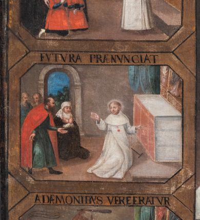 Zdjęcie nr 4: Obraz w kształcie leżącego prostokąta zbliżonego do kwadratu z przedstawieniem bł. Michała Giedroycia. Kompozycja podzielona na pole główne oraz dwanaście okalających je scen ukazujących wątki z życia błogosławionego oraz jego cuda, ujęte w złote ramki w kształcie prostokątów o ściętych narożach. Centralne przedstawienie ukazuje bł. Michała Giedroycia, klęczącego przed ołtarzem, zwróconego trzy czwarte w lewo z rozłożonymi szeroko na boki rękami. Twarz podłużna z delikatnym zarostem, wokół głowy, złoty i kolisty nimb. Błogosławiony ubrany jest w biały habit, udrapowany w gęste, pionowe fałdy, u dołu rozłożony na podłodze. Na ramionach ma pelerynę z kapturem, a na piersi czerwone serce z krzyżem - godło zakonu marków. Po prawej stronie obrazu znajduje się krucyfiks i obraz Matki Boskiej, ustawione na ciemnozielonym, prostopadłościennym ołtarzu, który stoi na niskim, szarym, dwustopniowym cokole. Na prawym boku ołtarza znajduje się  kartusz, zwieńczony mitrą książęcą z herbem Poraj w polu na czerwonym tle. Z ust Chrystusa na krucyfiksie biegnie złoty napis zawijający się na kształt banderoli: „MICHAEL ESTO PATIENS VSQ[?] AD MORTEM ET HABEBIS CORONAM VITAE”. Wnętrze, w którym usytuowana jest scena ma kolor ciemnobrunatny, po prawej stronie wisi czerwona kotara, a po lewej jest otwór okienny z miejskim widokiem, przedstawiający pożar i uciekających ludzi z dobytkiem. Nad sceną główną znajduje się inskrypcja w polu o kształcie leżącego prostokąta ze ściętymi narożami: „BEATVS MICHAEL GIEDROYC DVX LITHA / ORDINIS CANONICI FRATRVM DE PAENITENTIA / BEATORVM MARTIRVM SVB REGVLA D. AVG/STINI MILITANTIVM MIRACVLIS CLARVS / ET GLORIOSVS.” Po bokach inskrypcji widoczne są dwie sceny. Po lewej stronie wyrzucenie złego ducha z opętanej Katarzyny Rybitiwki vel Rybarki, mieszczki z ul. Wiślnej: „OBSSESAM A DEMONIO LIBERAVIT”, a po prawej bł. Michał Giedroyć klęczy przed krucyfiksem wymierzając sobie razy dyscypliną: „DISCIPLINAM AGIT”. 

Wokół pola głównego rozmieszczone są poszczególne sceny z życia błogosławionego, opatrzone w górnych częściach ramek inskrypcjami. Od góry, po lewej stronie: przyjęcie habitu zakonnego przez Michała Giedroycia w klasztorze w Bystrzycy, opisana u góry napisem: „SVSCIPIT HABITVM”; pod spodem scena gaszenia pożaru kamienicy Śmieszkowskiej, naprzeciw kościoła św. Marka przez błogosławionego : „INCĒDIVM MAGNVM MITIGAVIT”. Kolejne przedstawienie ukazuje bł. Giedroycia przepowiadającego przyszłość dwóm chłopcom, przyprowadzonym przez rodziców  (jeden z nich miał zostać złoczyńcą, drugi księdzem): „PROPHETIA DE DVOBVS FILLIS”. Następnie scena ukazuje przepowiadanie przyszłości mężczyźnie i kobiecie, scenie towarzyszy napis: „FVTVRA PRAENVNCIAT”. Kolejna to nękanie bł. Michała Giedroycia przez dwa demony w czasie modlitwy: „A DAEMONIBVS VEREERATVR”. Cykl z prawej strony obrazu rozpoczyna od góry przedstawienie narady braci zakonnych nad miejscem pochówku bł. Giedroycia: „MAGNO TOTIVS POPVLI CONCVRSV FVNVS B. MICHAELIS […VR]”. Poniżej, kolejna scena ukazuje uratowanie upadającego z konia mężczyzny, której towarzyszy ukazujący się w chmurach Giedroyć, nad przedstawieniem napis: „SANVS REMANSIT”. Następnym przedstawieniem  jest cud uratowanie trzech topiących się mężczyzn za wstawiennictwem bł. Giedroycia: „SVBMERSVM LEVAVIT”. Kolejna scena ukazuje kobietę z omdlałym, przedwcześnie urodzonym dzieckiem na rękach, żonę w połogu i męża, którzy proszą o wstawiennictwo bł. Giedroycia: „ABORTIVM PEPERIT”. Ostatnia scena po tej stronie obrazu przedstawia chorych udających się po pomoc do grobu błogosławionego: „MVLTOS EGROTOS SANAT”. Obraz zawiera również w dolnej partii dwa portrety fundatorów, a pomiędzy nimi wizerunek, który przedstawia sześciu świętych krakowskiego kościoła XV wieku: św. Szymona z Lipnicy (w jasnobrązowym habicie bernardyńskim), św. Jana Kantego ubranego w czarną togę profesorską z białą załogą pod szyją – tzw. pelerynką, następnie bł. Michała Giedroycia w białym habicie kanoników regularnych od pokuty, dalej bł. Stanisława Kazimierczyka w stroju kanonika laterańskiego, sługę Bożego Izajasza Bonera (w ciemnym habicie augustiańskim) i Świętosława Milczącego (w sutannie i komży); u góry napis „FOELIX SECVLVM”, a u dołu data „1624”. Rama obrazu drewniana, malowana na czarno. Wokół astragal, w narożach i w środkowych częściach listew związane tasiemkami wiązki liści; u dołu niski cokół zakończony astragalem, a u góry analogicznie zdobiony rozbudowany gzyms.
