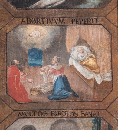 Zdjęcie nr 6: Obraz w kształcie leżącego prostokąta zbliżonego do kwadratu z przedstawieniem bł. Michała Giedroycia. Kompozycja podzielona na pole główne oraz dwanaście okalających je scen ukazujących wątki z życia błogosławionego oraz jego cuda, ujęte w złote ramki w kształcie prostokątów o ściętych narożach. Centralne przedstawienie ukazuje bł. Michała Giedroycia, klęczącego przed ołtarzem, zwróconego trzy czwarte w lewo z rozłożonymi szeroko na boki rękami. Twarz podłużna z delikatnym zarostem, wokół głowy, złoty i kolisty nimb. Błogosławiony ubrany jest w biały habit, udrapowany w gęste, pionowe fałdy, u dołu rozłożony na podłodze. Na ramionach ma pelerynę z kapturem, a na piersi czerwone serce z krzyżem - godło zakonu marków. Po prawej stronie obrazu znajduje się krucyfiks i obraz Matki Boskiej, ustawione na ciemnozielonym, prostopadłościennym ołtarzu, który stoi na niskim, szarym, dwustopniowym cokole. Na prawym boku ołtarza znajduje się  kartusz, zwieńczony mitrą książęcą z herbem Poraj w polu na czerwonym tle. Z ust Chrystusa na krucyfiksie biegnie złoty napis zawijający się na kształt banderoli: „MICHAEL ESTO PATIENS VSQ[?] AD MORTEM ET HABEBIS CORONAM VITAE”. Wnętrze, w którym usytuowana jest scena ma kolor ciemnobrunatny, po prawej stronie wisi czerwona kotara, a po lewej jest otwór okienny z miejskim widokiem, przedstawiający pożar i uciekających ludzi z dobytkiem. Nad sceną główną znajduje się inskrypcja w polu o kształcie leżącego prostokąta ze ściętymi narożami: „BEATVS MICHAEL GIEDROYC DVX LITHA / ORDINIS CANONICI FRATRVM DE PAENITENTIA / BEATORVM MARTIRVM SVB REGVLA D. AVG/STINI MILITANTIVM MIRACVLIS CLARVS / ET GLORIOSVS.” Po bokach inskrypcji widoczne są dwie sceny. Po lewej stronie wyrzucenie złego ducha z opętanej Katarzyny Rybitiwki vel Rybarki, mieszczki z ul. Wiślnej: „OBSSESAM A DEMONIO LIBERAVIT”, a po prawej bł. Michał Giedroyć klęczy przed krucyfiksem wymierzając sobie razy dyscypliną: „DISCIPLINAM AGIT”. 

Wokół pola głównego rozmieszczone są poszczególne sceny z życia błogosławionego, opatrzone w górnych częściach ramek inskrypcjami. Od góry, po lewej stronie: przyjęcie habitu zakonnego przez Michała Giedroycia w klasztorze w Bystrzycy, opisana u góry napisem: „SVSCIPIT HABITVM”; pod spodem scena gaszenia pożaru kamienicy Śmieszkowskiej, naprzeciw kościoła św. Marka przez błogosławionego : „INCĒDIVM MAGNVM MITIGAVIT”. Kolejne przedstawienie ukazuje bł. Giedroycia przepowiadającego przyszłość dwóm chłopcom, przyprowadzonym przez rodziców  (jeden z nich miał zostać złoczyńcą, drugi księdzem): „PROPHETIA DE DVOBVS FILLIS”. Następnie scena ukazuje przepowiadanie przyszłości mężczyźnie i kobiecie, scenie towarzyszy napis: „FVTVRA PRAENVNCIAT”. Kolejna to nękanie bł. Michała Giedroycia przez dwa demony w czasie modlitwy: „A DAEMONIBVS VEREERATVR”. Cykl z prawej strony obrazu rozpoczyna od góry przedstawienie narady braci zakonnych nad miejscem pochówku bł. Giedroycia: „MAGNO TOTIVS POPVLI CONCVRSV FVNVS B. MICHAELIS […VR]”. Poniżej, kolejna scena ukazuje uratowanie upadającego z konia mężczyzny, której towarzyszy ukazujący się w chmurach Giedroyć, nad przedstawieniem napis: „SANVS REMANSIT”. Następnym przedstawieniem  jest cud uratowanie trzech topiących się mężczyzn za wstawiennictwem bł. Giedroycia: „SVBMERSVM LEVAVIT”. Kolejna scena ukazuje kobietę z omdlałym, przedwcześnie urodzonym dzieckiem na rękach, żonę w połogu i męża, którzy proszą o wstawiennictwo bł. Giedroycia: „ABORTIVM PEPERIT”. Ostatnia scena po tej stronie obrazu przedstawia chorych udających się po pomoc do grobu błogosławionego: „MVLTOS EGROTOS SANAT”. Obraz zawiera również w dolnej partii dwa portrety fundatorów, a pomiędzy nimi wizerunek, który przedstawia sześciu świętych krakowskiego kościoła XV wieku: św. Szymona z Lipnicy (w jasnobrązowym habicie bernardyńskim), św. Jana Kantego ubranego w czarną togę profesorską z białą załogą pod szyją – tzw. pelerynką, następnie bł. Michała Giedroycia w białym habicie kanoników regularnych od pokuty, dalej bł. Stanisława Kazimierczyka w stroju kanonika laterańskiego, sługę Bożego Izajasza Bonera (w ciemnym habicie augustiańskim) i Świętosława Milczącego (w sutannie i komży); u góry napis „FOELIX SECVLVM”, a u dołu data „1624”. Rama obrazu drewniana, malowana na czarno. Wokół astragal, w narożach i w środkowych częściach listew związane tasiemkami wiązki liści; u dołu niski cokół zakończony astragalem, a u góry analogicznie zdobiony rozbudowany gzyms.
