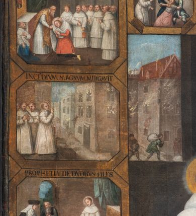 Zdjęcie nr 5: Obraz w kształcie leżącego prostokąta zbliżonego do kwadratu z przedstawieniem bł. Michała Giedroycia. Kompozycja podzielona na pole główne oraz dwanaście okalających je scen ukazujących wątki z życia błogosławionego oraz jego cuda, ujęte w złote ramki w kształcie prostokątów o ściętych narożach. Centralne przedstawienie ukazuje bł. Michała Giedroycia, klęczącego przed ołtarzem, zwróconego trzy czwarte w lewo z rozłożonymi szeroko na boki rękami. Twarz podłużna z delikatnym zarostem, wokół głowy, złoty i kolisty nimb. Błogosławiony ubrany jest w biały habit, udrapowany w gęste, pionowe fałdy, u dołu rozłożony na podłodze. Na ramionach ma pelerynę z kapturem, a na piersi czerwone serce z krzyżem - godło zakonu marków. Po prawej stronie obrazu znajduje się krucyfiks i obraz Matki Boskiej, ustawione na ciemnozielonym, prostopadłościennym ołtarzu, który stoi na niskim, szarym, dwustopniowym cokole. Na prawym boku ołtarza znajduje się  kartusz, zwieńczony mitrą książęcą z herbem Poraj w polu na czerwonym tle. Z ust Chrystusa na krucyfiksie biegnie złoty napis zawijający się na kształt banderoli: „MICHAEL ESTO PATIENS VSQ[?] AD MORTEM ET HABEBIS CORONAM VITAE”. Wnętrze, w którym usytuowana jest scena ma kolor ciemnobrunatny, po prawej stronie wisi czerwona kotara, a po lewej jest otwór okienny z miejskim widokiem, przedstawiający pożar i uciekających ludzi z dobytkiem. Nad sceną główną znajduje się inskrypcja w polu o kształcie leżącego prostokąta ze ściętymi narożami: „BEATVS MICHAEL GIEDROYC DVX LITHA / ORDINIS CANONICI FRATRVM DE PAENITENTIA / BEATORVM MARTIRVM SVB REGVLA D. AVG/STINI MILITANTIVM MIRACVLIS CLARVS / ET GLORIOSVS.” Po bokach inskrypcji widoczne są dwie sceny. Po lewej stronie wyrzucenie złego ducha z opętanej Katarzyny Rybitiwki vel Rybarki, mieszczki z ul. Wiślnej: „OBSSESAM A DEMONIO LIBERAVIT”, a po prawej bł. Michał Giedroyć klęczy przed krucyfiksem wymierzając sobie razy dyscypliną: „DISCIPLINAM AGIT”. 

Wokół pola głównego rozmieszczone są poszczególne sceny z życia błogosławionego, opatrzone w górnych częściach ramek inskrypcjami. Od góry, po lewej stronie: przyjęcie habitu zakonnego przez Michała Giedroycia w klasztorze w Bystrzycy, opisana u góry napisem: „SVSCIPIT HABITVM”; pod spodem scena gaszenia pożaru kamienicy Śmieszkowskiej, naprzeciw kościoła św. Marka przez błogosławionego : „INCĒDIVM MAGNVM MITIGAVIT”. Kolejne przedstawienie ukazuje bł. Giedroycia przepowiadającego przyszłość dwóm chłopcom, przyprowadzonym przez rodziców  (jeden z nich miał zostać złoczyńcą, drugi księdzem): „PROPHETIA DE DVOBVS FILLIS”. Następnie scena ukazuje przepowiadanie przyszłości mężczyźnie i kobiecie, scenie towarzyszy napis: „FVTVRA PRAENVNCIAT”. Kolejna to nękanie bł. Michała Giedroycia przez dwa demony w czasie modlitwy: „A DAEMONIBVS VEREERATVR”. Cykl z prawej strony obrazu rozpoczyna od góry przedstawienie narady braci zakonnych nad miejscem pochówku bł. Giedroycia: „MAGNO TOTIVS POPVLI CONCVRSV FVNVS B. MICHAELIS […VR]”. Poniżej, kolejna scena ukazuje uratowanie upadającego z konia mężczyzny, której towarzyszy ukazujący się w chmurach Giedroyć, nad przedstawieniem napis: „SANVS REMANSIT”. Następnym przedstawieniem  jest cud uratowanie trzech topiących się mężczyzn za wstawiennictwem bł. Giedroycia: „SVBMERSVM LEVAVIT”. Kolejna scena ukazuje kobietę z omdlałym, przedwcześnie urodzonym dzieckiem na rękach, żonę w połogu i męża, którzy proszą o wstawiennictwo bł. Giedroycia: „ABORTIVM PEPERIT”. Ostatnia scena po tej stronie obrazu przedstawia chorych udających się po pomoc do grobu błogosławionego: „MVLTOS EGROTOS SANAT”. Obraz zawiera również w dolnej partii dwa portrety fundatorów, a pomiędzy nimi wizerunek, który przedstawia sześciu świętych krakowskiego kościoła XV wieku: św. Szymona z Lipnicy (w jasnobrązowym habicie bernardyńskim), św. Jana Kantego ubranego w czarną togę profesorską z białą załogą pod szyją – tzw. pelerynką, następnie bł. Michała Giedroycia w białym habicie kanoników regularnych od pokuty, dalej bł. Stanisława Kazimierczyka w stroju kanonika laterańskiego, sługę Bożego Izajasza Bonera (w ciemnym habicie augustiańskim) i Świętosława Milczącego (w sutannie i komży); u góry napis „FOELIX SECVLVM”, a u dołu data „1624”. Rama obrazu drewniana, malowana na czarno. Wokół astragal, w narożach i w środkowych częściach listew związane tasiemkami wiązki liści; u dołu niski cokół zakończony astragalem, a u góry analogicznie zdobiony rozbudowany gzyms.
