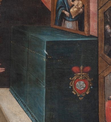 Zdjęcie nr 8: Obraz w kształcie leżącego prostokąta zbliżonego do kwadratu z przedstawieniem bł. Michała Giedroycia. Kompozycja podzielona na pole główne oraz dwanaście okalających je scen ukazujących wątki z życia błogosławionego oraz jego cuda, ujęte w złote ramki w kształcie prostokątów o ściętych narożach. Centralne przedstawienie ukazuje bł. Michała Giedroycia, klęczącego przed ołtarzem, zwróconego trzy czwarte w lewo z rozłożonymi szeroko na boki rękami. Twarz podłużna z delikatnym zarostem, wokół głowy, złoty i kolisty nimb. Błogosławiony ubrany jest w biały habit, udrapowany w gęste, pionowe fałdy, u dołu rozłożony na podłodze. Na ramionach ma pelerynę z kapturem, a na piersi czerwone serce z krzyżem - godło zakonu marków. Po prawej stronie obrazu znajduje się krucyfiks i obraz Matki Boskiej, ustawione na ciemnozielonym, prostopadłościennym ołtarzu, który stoi na niskim, szarym, dwustopniowym cokole. Na prawym boku ołtarza znajduje się  kartusz, zwieńczony mitrą książęcą z herbem Poraj w polu na czerwonym tle. Z ust Chrystusa na krucyfiksie biegnie złoty napis zawijający się na kształt banderoli: „MICHAEL ESTO PATIENS VSQ[?] AD MORTEM ET HABEBIS CORONAM VITAE”. Wnętrze, w którym usytuowana jest scena ma kolor ciemnobrunatny, po prawej stronie wisi czerwona kotara, a po lewej jest otwór okienny z miejskim widokiem, przedstawiający pożar i uciekających ludzi z dobytkiem. Nad sceną główną znajduje się inskrypcja w polu o kształcie leżącego prostokąta ze ściętymi narożami: „BEATVS MICHAEL GIEDROYC DVX LITHA / ORDINIS CANONICI FRATRVM DE PAENITENTIA / BEATORVM MARTIRVM SVB REGVLA D. AVG/STINI MILITANTIVM MIRACVLIS CLARVS / ET GLORIOSVS.” Po bokach inskrypcji widoczne są dwie sceny. Po lewej stronie wyrzucenie złego ducha z opętanej Katarzyny Rybitiwki vel Rybarki, mieszczki z ul. Wiślnej: „OBSSESAM A DEMONIO LIBERAVIT”, a po prawej bł. Michał Giedroyć klęczy przed krucyfiksem wymierzając sobie razy dyscypliną: „DISCIPLINAM AGIT”. 

Wokół pola głównego rozmieszczone są poszczególne sceny z życia błogosławionego, opatrzone w górnych częściach ramek inskrypcjami. Od góry, po lewej stronie: przyjęcie habitu zakonnego przez Michała Giedroycia w klasztorze w Bystrzycy, opisana u góry napisem: „SVSCIPIT HABITVM”; pod spodem scena gaszenia pożaru kamienicy Śmieszkowskiej, naprzeciw kościoła św. Marka przez błogosławionego : „INCĒDIVM MAGNVM MITIGAVIT”. Kolejne przedstawienie ukazuje bł. Giedroycia przepowiadającego przyszłość dwóm chłopcom, przyprowadzonym przez rodziców  (jeden z nich miał zostać złoczyńcą, drugi księdzem): „PROPHETIA DE DVOBVS FILLIS”. Następnie scena ukazuje przepowiadanie przyszłości mężczyźnie i kobiecie, scenie towarzyszy napis: „FVTVRA PRAENVNCIAT”. Kolejna to nękanie bł. Michała Giedroycia przez dwa demony w czasie modlitwy: „A DAEMONIBVS VEREERATVR”. Cykl z prawej strony obrazu rozpoczyna od góry przedstawienie narady braci zakonnych nad miejscem pochówku bł. Giedroycia: „MAGNO TOTIVS POPVLI CONCVRSV FVNVS B. MICHAELIS […VR]”. Poniżej, kolejna scena ukazuje uratowanie upadającego z konia mężczyzny, której towarzyszy ukazujący się w chmurach Giedroyć, nad przedstawieniem napis: „SANVS REMANSIT”. Następnym przedstawieniem  jest cud uratowanie trzech topiących się mężczyzn za wstawiennictwem bł. Giedroycia: „SVBMERSVM LEVAVIT”. Kolejna scena ukazuje kobietę z omdlałym, przedwcześnie urodzonym dzieckiem na rękach, żonę w połogu i męża, którzy proszą o wstawiennictwo bł. Giedroycia: „ABORTIVM PEPERIT”. Ostatnia scena po tej stronie obrazu przedstawia chorych udających się po pomoc do grobu błogosławionego: „MVLTOS EGROTOS SANAT”. Obraz zawiera również w dolnej partii dwa portrety fundatorów, a pomiędzy nimi wizerunek, który przedstawia sześciu świętych krakowskiego kościoła XV wieku: św. Szymona z Lipnicy (w jasnobrązowym habicie bernardyńskim), św. Jana Kantego ubranego w czarną togę profesorską z białą załogą pod szyją – tzw. pelerynką, następnie bł. Michała Giedroycia w białym habicie kanoników regularnych od pokuty, dalej bł. Stanisława Kazimierczyka w stroju kanonika laterańskiego, sługę Bożego Izajasza Bonera (w ciemnym habicie augustiańskim) i Świętosława Milczącego (w sutannie i komży); u góry napis „FOELIX SECVLVM”, a u dołu data „1624”. Rama obrazu drewniana, malowana na czarno. Wokół astragal, w narożach i w środkowych częściach listew związane tasiemkami wiązki liści; u dołu niski cokół zakończony astragalem, a u góry analogicznie zdobiony rozbudowany gzyms.
