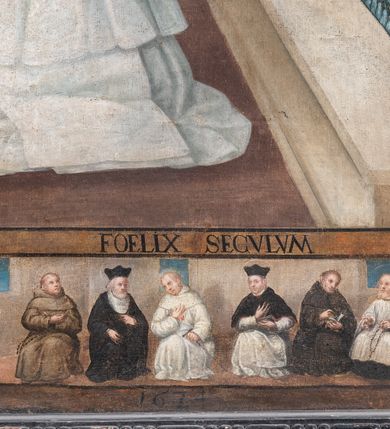 Zdjęcie nr 9: Obraz w kształcie leżącego prostokąta zbliżonego do kwadratu z przedstawieniem bł. Michała Giedroycia. Kompozycja podzielona na pole główne oraz dwanaście okalających je scen ukazujących wątki z życia błogosławionego oraz jego cuda, ujęte w złote ramki w kształcie prostokątów o ściętych narożach. Centralne przedstawienie ukazuje bł. Michała Giedroycia, klęczącego przed ołtarzem, zwróconego trzy czwarte w lewo z rozłożonymi szeroko na boki rękami. Twarz podłużna z delikatnym zarostem, wokół głowy, złoty i kolisty nimb. Błogosławiony ubrany jest w biały habit, udrapowany w gęste, pionowe fałdy, u dołu rozłożony na podłodze. Na ramionach ma pelerynę z kapturem, a na piersi czerwone serce z krzyżem - godło zakonu marków. Po prawej stronie obrazu znajduje się krucyfiks i obraz Matki Boskiej, ustawione na ciemnozielonym, prostopadłościennym ołtarzu, który stoi na niskim, szarym, dwustopniowym cokole. Na prawym boku ołtarza znajduje się  kartusz, zwieńczony mitrą książęcą z herbem Poraj w polu na czerwonym tle. Z ust Chrystusa na krucyfiksie biegnie złoty napis zawijający się na kształt banderoli: „MICHAEL ESTO PATIENS VSQ[?] AD MORTEM ET HABEBIS CORONAM VITAE”. Wnętrze, w którym usytuowana jest scena ma kolor ciemnobrunatny, po prawej stronie wisi czerwona kotara, a po lewej jest otwór okienny z miejskim widokiem, przedstawiający pożar i uciekających ludzi z dobytkiem. Nad sceną główną znajduje się inskrypcja w polu o kształcie leżącego prostokąta ze ściętymi narożami: „BEATVS MICHAEL GIEDROYC DVX LITHA / ORDINIS CANONICI FRATRVM DE PAENITENTIA / BEATORVM MARTIRVM SVB REGVLA D. AVG/STINI MILITANTIVM MIRACVLIS CLARVS / ET GLORIOSVS.” Po bokach inskrypcji widoczne są dwie sceny. Po lewej stronie wyrzucenie złego ducha z opętanej Katarzyny Rybitiwki vel Rybarki, mieszczki z ul. Wiślnej: „OBSSESAM A DEMONIO LIBERAVIT”, a po prawej bł. Michał Giedroyć klęczy przed krucyfiksem wymierzając sobie razy dyscypliną: „DISCIPLINAM AGIT”. 

Wokół pola głównego rozmieszczone są poszczególne sceny z życia błogosławionego, opatrzone w górnych częściach ramek inskrypcjami. Od góry, po lewej stronie: przyjęcie habitu zakonnego przez Michała Giedroycia w klasztorze w Bystrzycy, opisana u góry napisem: „SVSCIPIT HABITVM”; pod spodem scena gaszenia pożaru kamienicy Śmieszkowskiej, naprzeciw kościoła św. Marka przez błogosławionego : „INCĒDIVM MAGNVM MITIGAVIT”. Kolejne przedstawienie ukazuje bł. Giedroycia przepowiadającego przyszłość dwóm chłopcom, przyprowadzonym przez rodziców  (jeden z nich miał zostać złoczyńcą, drugi księdzem): „PROPHETIA DE DVOBVS FILLIS”. Następnie scena ukazuje przepowiadanie przyszłości mężczyźnie i kobiecie, scenie towarzyszy napis: „FVTVRA PRAENVNCIAT”. Kolejna to nękanie bł. Michała Giedroycia przez dwa demony w czasie modlitwy: „A DAEMONIBVS VEREERATVR”. Cykl z prawej strony obrazu rozpoczyna od góry przedstawienie narady braci zakonnych nad miejscem pochówku bł. Giedroycia: „MAGNO TOTIVS POPVLI CONCVRSV FVNVS B. MICHAELIS […VR]”. Poniżej, kolejna scena ukazuje uratowanie upadającego z konia mężczyzny, której towarzyszy ukazujący się w chmurach Giedroyć, nad przedstawieniem napis: „SANVS REMANSIT”. Następnym przedstawieniem  jest cud uratowanie trzech topiących się mężczyzn za wstawiennictwem bł. Giedroycia: „SVBMERSVM LEVAVIT”. Kolejna scena ukazuje kobietę z omdlałym, przedwcześnie urodzonym dzieckiem na rękach, żonę w połogu i męża, którzy proszą o wstawiennictwo bł. Giedroycia: „ABORTIVM PEPERIT”. Ostatnia scena po tej stronie obrazu przedstawia chorych udających się po pomoc do grobu błogosławionego: „MVLTOS EGROTOS SANAT”. Obraz zawiera również w dolnej partii dwa portrety fundatorów, a pomiędzy nimi wizerunek, który przedstawia sześciu świętych krakowskiego kościoła XV wieku: św. Szymona z Lipnicy (w jasnobrązowym habicie bernardyńskim), św. Jana Kantego ubranego w czarną togę profesorską z białą załogą pod szyją – tzw. pelerynką, następnie bł. Michała Giedroycia w białym habicie kanoników regularnych od pokuty, dalej bł. Stanisława Kazimierczyka w stroju kanonika laterańskiego, sługę Bożego Izajasza Bonera (w ciemnym habicie augustiańskim) i Świętosława Milczącego (w sutannie i komży); u góry napis „FOELIX SECVLVM”, a u dołu data „1624”. Rama obrazu drewniana, malowana na czarno. Wokół astragal, w narożach i w środkowych częściach listew związane tasiemkami wiązki liści; u dołu niski cokół zakończony astragalem, a u góry analogicznie zdobiony rozbudowany gzyms.
