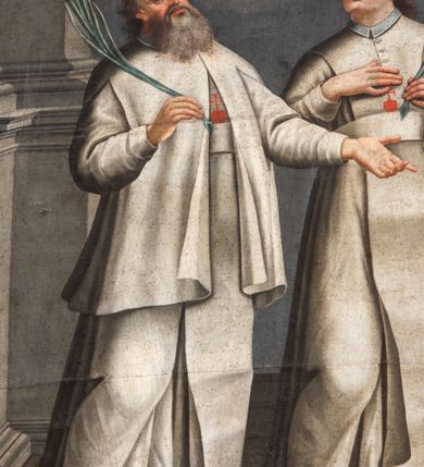 Zdjęcie nr 3: Obraz w kształcie leżącego prostokąta z przedstawieniem trzech świętych męczenników z zakonu kanoników regularnych. W centrum kompozycji ukazani trzej zakonnicy w postawie stojącej. Pośrodku święty ustawiony frontalnie w kontrapoście z prawą nogą ugiętą w kolanie, z rękami na wysokości piersi, w lewej trzyma palmę męczeństwa, głowę ma skierowaną delikatnie w prawą stronę i uniesioną do góry. Twarz młodzieńcza, szeroka z długim nosem, okolona krótkimi i ciemnobrązowymi włosami.  Zakonnik po prawej stronie obrazu zwrócony delikatnie w prawo z lewą nogą ugiętą w kolanie, z głową pochyloną w dół, ręce ugięte w łokciach, w lewej trzyma palmę męczeństwa. Twarz podłużna z długim nosem, okolona delikatnym zarostem i ciemnobrązowymi włosami. Zakonnik po lewej stronie obrazu, zwrócony trzy czwarte w lewo z prawą nogą ugiętą w kolanie, z lewą ręką wyciągniętą w bok w prawej trzyma palmę męczeństwa. Twarz szeroka, okolona bujną i siwą brodą, włosy długie, opadające na plecy. Zakonnicy ubrani w białe habity i płaszcze zakonu kanoników regularnych ozdobione godłem zakonu: czerwonym sercem z krzyżem. Przed świętymi na podłodze leżą skrzyżowane: pałka i miecz. Całość ukazana we wnętrzu architektonicznym, flankowanym po bokach podporami: po prawej dwoma filarami na niskich cokołach, a po lewej kolumną i filarem ustawionymi na wysokich cokołach. Po lewej stronie obrazu, na cokole kolumny inskrypcja: „Tres Servi Christi / Cosacorum Fusti/bus Isti / Cesi. Relliqvias / hic posuere suas”. W tle za świętymi prześwit z pochmurnym niebem, rozświetlony w górnej części. Rama drewniana na cokole flankowana kanelowanymi pilastrami, zwieńczona profilowanym gzymsem, polichromowana na czarno.