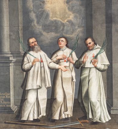 Zdjęcie nr 1: Obraz w kształcie leżącego prostokąta z przedstawieniem trzech świętych męczenników z zakonu kanoników regularnych. W centrum kompozycji ukazani trzej zakonnicy w postawie stojącej. Pośrodku święty ustawiony frontalnie w kontrapoście z prawą nogą ugiętą w kolanie, z rękami na wysokości piersi, w lewej trzyma palmę męczeństwa, głowę ma skierowaną delikatnie w prawą stronę i uniesioną do góry. Twarz młodzieńcza, szeroka z długim nosem, okolona krótkimi i ciemnobrązowymi włosami.  Zakonnik po prawej stronie obrazu zwrócony delikatnie w prawo z lewą nogą ugiętą w kolanie, z głową pochyloną w dół, ręce ugięte w łokciach, w lewej trzyma palmę męczeństwa. Twarz podłużna z długim nosem, okolona delikatnym zarostem i ciemnobrązowymi włosami. Zakonnik po lewej stronie obrazu, zwrócony trzy czwarte w lewo z prawą nogą ugiętą w kolanie, z lewą ręką wyciągniętą w bok w prawej trzyma palmę męczeństwa. Twarz szeroka, okolona bujną i siwą brodą, włosy długie, opadające na plecy. Zakonnicy ubrani w białe habity i płaszcze zakonu kanoników regularnych ozdobione godłem zakonu: czerwonym sercem z krzyżem. Przed świętymi na podłodze leżą skrzyżowane: pałka i miecz. Całość ukazana we wnętrzu architektonicznym, flankowanym po bokach podporami: po prawej dwoma filarami na niskich cokołach, a po lewej kolumną i filarem ustawionymi na wysokich cokołach. Po lewej stronie obrazu, na cokole kolumny inskrypcja: „Tres Servi Christi / Cosacorum Fusti/bus Isti / Cesi. Relliqvias / hic posuere suas”. W tle za świętymi prześwit z pochmurnym niebem, rozświetlony w górnej części. Rama drewniana na cokole flankowana kanelowanymi pilastrami, zwieńczona profilowanym gzymsem, polichromowana na czarno.