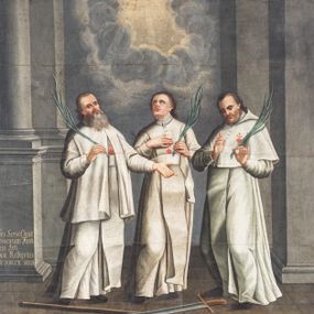 Zdjęcie nr 1: Obraz w kształcie leżącego prostokąta z przedstawieniem trzech świętych męczenników z zakonu kanoników regularnych. W centrum kompozycji ukazani trzej zakonnicy w postawie stojącej. Pośrodku święty ustawiony frontalnie w kontrapoście z prawą nogą ugiętą w kolanie, z rękami na wysokości piersi, w lewej trzyma palmę męczeństwa, głowę ma skierowaną delikatnie w prawą stronę i uniesioną do góry. Twarz młodzieńcza, szeroka z długim nosem, okolona krótkimi i ciemnobrązowymi włosami.  Zakonnik po prawej stronie obrazu zwrócony delikatnie w prawo z lewą nogą ugiętą w kolanie, z głową pochyloną w dół, ręce ugięte w łokciach, w lewej trzyma palmę męczeństwa. Twarz podłużna z długim nosem, okolona delikatnym zarostem i ciemnobrązowymi włosami. Zakonnik po lewej stronie obrazu, zwrócony trzy czwarte w lewo z prawą nogą ugiętą w kolanie, z lewą ręką wyciągniętą w bok w prawej trzyma palmę męczeństwa. Twarz szeroka, okolona bujną i siwą brodą, włosy długie, opadające na plecy. Zakonnicy ubrani w białe habity i płaszcze zakonu kanoników regularnych ozdobione godłem zakonu: czerwonym sercem z krzyżem. Przed świętymi na podłodze leżą skrzyżowane: pałka i miecz. Całość ukazana we wnętrzu architektonicznym, flankowanym po bokach podporami: po prawej dwoma filarami na niskich cokołach, a po lewej kolumną i filarem ustawionymi na wysokich cokołach. Po lewej stronie obrazu, na cokole kolumny inskrypcja: „Tres Servi Christi / Cosacorum Fusti/bus Isti / Cesi. Relliqvias / hic posuere suas”. W tle za świętymi prześwit z pochmurnym niebem, rozświetlony w górnej części. Rama drewniana na cokole flankowana kanelowanymi pilastrami, zwieńczona profilowanym gzymsem, polichromowana na czarno.