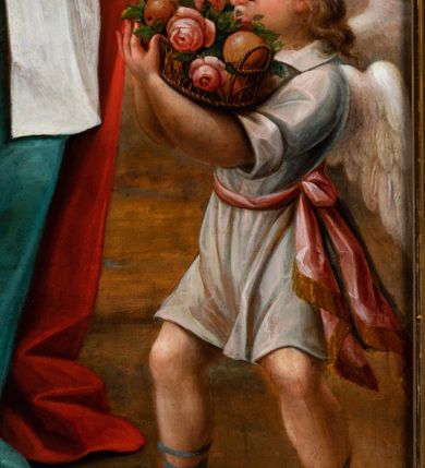 Zdjęcie nr 2: Obraz w kształcie stojącego prostokąta zamkniętego łukiem o ćwierć koliście nadwieszonych narożach. W centrum znajduje się postać stojącej świętej Doroty w ujęciu trzy czwarte, zwrócona w prawą stronę, w lekkim kontrapoście, z ciężarem ciała spoczywającym na lewej nodze. Ręce uniesione i ugięte w łokciach na wysokości klatki piersiowej, dłonie wysunięte do przodu i złożone w geście modlitwy. Głowa lekko uniesiona w górę, twarz o łagodnych młodzieńczych rysach z małym podbródkiem, drobnymi, wąskimi ustami, prostym nosem, dużymi, szeroko otwartymi oczami nad którymi znajdują się cienkie łukowate brwi i niskie czoło. Ciemne, kręcone, swobodnie opadające na ramiona włosy zasłaniają częściowo widoczne prawe ucho. Na jej głowie widnieje jasno brązowa korona utworzona z motywu roślinnego. Ubrana jest w długą spódnicę w kolorze turkusowym odsłaniającą stopy w czerwonych sandałach, białą koszulę do kolan, z rękawami do łokci i wąskim kołnierzykiem, na którą ubrany jest jasno brązowy gorset o krótkich rękawach. Przez jej lewe ramię przewieszony jest długi, czerwony płaszcz. 
Anioł po prawej stronie został przedstawiony z białymi skrzydłami w ujęciu trzy czwarte, zwrócony w kierunku świętej na ugiętych nogach. W dwóch rękach podtrzymuje bukiet jasnoróżowych róż. Ubrany jest w popielatą sukienkę sięgającą do kolan, podwiniętą do łokci i przepasaną różową szarfą. U stóp obu postaci leży miecz. 
W lewej górnej części obrazu ponad postacią świętej ukazany został lecący w prawą stronę skrzydlaty aniołek okryty turkusową tkaniną z wyciągniętymi do przodu rękami, w których trzyma atrybuty męczeństwa - w prawej dłoni wieniec, w lewej gałązkę palmową. 
Na drugim planie obrazu w jego lewej części widoczny jest zielony namiot w którym znajduje się mężczyzna z brodą siedzący na czerwonym podwyższeniu ubrany w białe spodnie, czerwoną kamizelkę oraz turban o podobnych kolorach. Przed namiotem znajduje się mały aniołek ubrany w białą krótką sukienkę z koszem kwiatów na lewej ręce. Za namiotem przedstawienie ścięcia głowy świętej. Linia horyzontu obrazu sięga do wysokości bioder głównej postaci obrazu. Tło stanowi krajobraz z zachmurzonym niebem o odcieniach beżów, błękitów i brązów.
