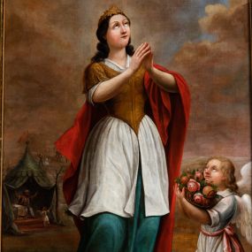 Zdjęcie nr 1: Obraz w kształcie stojącego prostokąta zamkniętego łukiem o ćwierć koliście nadwieszonych narożach. W centrum znajduje się postać stojącej świętej Doroty w ujęciu trzy czwarte, zwrócona w prawą stronę, w lekkim kontrapoście, z ciężarem ciała spoczywającym na lewej nodze. Ręce uniesione i ugięte w łokciach na wysokości klatki piersiowej, dłonie wysunięte do przodu i złożone w geście modlitwy. Głowa lekko uniesiona w górę, twarz o łagodnych młodzieńczych rysach z małym podbródkiem, drobnymi, wąskimi ustami, prostym nosem, dużymi, szeroko otwartymi oczami nad którymi znajdują się cienkie łukowate brwi i niskie czoło. Ciemne, kręcone, swobodnie opadające na ramiona włosy zasłaniają częściowo widoczne prawe ucho. Na jej głowie widnieje jasno brązowa korona utworzona z motywu roślinnego. Ubrana jest w długą spódnicę w kolorze turkusowym odsłaniającą stopy w czerwonych sandałach, białą koszulę do kolan, z rękawami do łokci i wąskim kołnierzykiem, na którą ubrany jest jasno brązowy gorset o krótkich rękawach. Przez jej lewe ramię przewieszony jest długi, czerwony płaszcz. 
Anioł po prawej stronie został przedstawiony z białymi skrzydłami w ujęciu trzy czwarte, zwrócony w kierunku świętej na ugiętych nogach. W dwóch rękach podtrzymuje bukiet jasnoróżowych róż. Ubrany jest w popielatą sukienkę sięgającą do kolan, podwiniętą do łokci i przepasaną różową szarfą. U stóp obu postaci leży miecz. 
W lewej górnej części obrazu ponad postacią świętej ukazany został lecący w prawą stronę skrzydlaty aniołek okryty turkusową tkaniną z wyciągniętymi do przodu rękami, w których trzyma atrybuty męczeństwa - w prawej dłoni wieniec, w lewej gałązkę palmową. 
Na drugim planie obrazu w jego lewej części widoczny jest zielony namiot w którym znajduje się mężczyzna z brodą siedzący na czerwonym podwyższeniu ubrany w białe spodnie, czerwoną kamizelkę oraz turban o podobnych kolorach. Przed namiotem znajduje się mały aniołek ubrany w białą krótką sukienkę z koszem kwiatów na lewej ręce. Za namiotem przedstawienie ścięcia głowy świętej. Linia horyzontu obrazu sięga do wysokości bioder głównej postaci obrazu. Tło stanowi krajobraz z zachmurzonym niebem o odcieniach beżów, błękitów i brązów.
