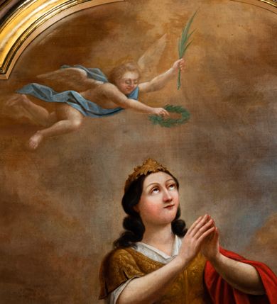 Zdjęcie nr 4: Obraz w kształcie stojącego prostokąta zamkniętego łukiem o ćwierć koliście nadwieszonych narożach. W centrum znajduje się postać stojącej świętej Doroty w ujęciu trzy czwarte, zwrócona w prawą stronę, w lekkim kontrapoście, z ciężarem ciała spoczywającym na lewej nodze. Ręce uniesione i ugięte w łokciach na wysokości klatki piersiowej, dłonie wysunięte do przodu i złożone w geście modlitwy. Głowa lekko uniesiona w górę, twarz o łagodnych młodzieńczych rysach z małym podbródkiem, drobnymi, wąskimi ustami, prostym nosem, dużymi, szeroko otwartymi oczami nad którymi znajdują się cienkie łukowate brwi i niskie czoło. Ciemne, kręcone, swobodnie opadające na ramiona włosy zasłaniają częściowo widoczne prawe ucho. Na jej głowie widnieje jasno brązowa korona utworzona z motywu roślinnego. Ubrana jest w długą spódnicę w kolorze turkusowym odsłaniającą stopy w czerwonych sandałach, białą koszulę do kolan, z rękawami do łokci i wąskim kołnierzykiem, na którą ubrany jest jasno brązowy gorset o krótkich rękawach. Przez jej lewe ramię przewieszony jest długi, czerwony płaszcz. 
Anioł po prawej stronie został przedstawiony z białymi skrzydłami w ujęciu trzy czwarte, zwrócony w kierunku świętej na ugiętych nogach. W dwóch rękach podtrzymuje bukiet jasnoróżowych róż. Ubrany jest w popielatą sukienkę sięgającą do kolan, podwiniętą do łokci i przepasaną różową szarfą. U stóp obu postaci leży miecz. 
W lewej górnej części obrazu ponad postacią świętej ukazany został lecący w prawą stronę skrzydlaty aniołek okryty turkusową tkaniną z wyciągniętymi do przodu rękami, w których trzyma atrybuty męczeństwa - w prawej dłoni wieniec, w lewej gałązkę palmową. 
Na drugim planie obrazu w jego lewej części widoczny jest zielony namiot w którym znajduje się mężczyzna z brodą siedzący na czerwonym podwyższeniu ubrany w białe spodnie, czerwoną kamizelkę oraz turban o podobnych kolorach. Przed namiotem znajduje się mały aniołek ubrany w białą krótką sukienkę z koszem kwiatów na lewej ręce. Za namiotem przedstawienie ścięcia głowy świętej. Linia horyzontu obrazu sięga do wysokości bioder głównej postaci obrazu. Tło stanowi krajobraz z zachmurzonym niebem o odcieniach beżów, błękitów i brązów.
