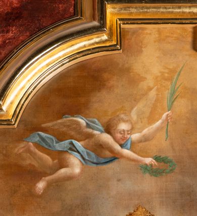 Zdjęcie nr 8: Obraz w kształcie stojącego prostokąta zamkniętego łukiem o ćwierć koliście nadwieszonych narożach. W centrum znajduje się postać stojącej świętej Doroty w ujęciu trzy czwarte, zwrócona w prawą stronę, w lekkim kontrapoście, z ciężarem ciała spoczywającym na lewej nodze. Ręce uniesione i ugięte w łokciach na wysokości klatki piersiowej, dłonie wysunięte do przodu i złożone w geście modlitwy. Głowa lekko uniesiona w górę, twarz o łagodnych młodzieńczych rysach z małym podbródkiem, drobnymi, wąskimi ustami, prostym nosem, dużymi, szeroko otwartymi oczami nad którymi znajdują się cienkie łukowate brwi i niskie czoło. Ciemne, kręcone, swobodnie opadające na ramiona włosy zasłaniają częściowo widoczne prawe ucho. Na jej głowie widnieje jasno brązowa korona utworzona z motywu roślinnego. Ubrana jest w długą spódnicę w kolorze turkusowym odsłaniającą stopy w czerwonych sandałach, białą koszulę do kolan, z rękawami do łokci i wąskim kołnierzykiem, na którą ubrany jest jasno brązowy gorset o krótkich rękawach. Przez jej lewe ramię przewieszony jest długi, czerwony płaszcz. 
Anioł po prawej stronie został przedstawiony z białymi skrzydłami w ujęciu trzy czwarte, zwrócony w kierunku świętej na ugiętych nogach. W dwóch rękach podtrzymuje bukiet jasnoróżowych róż. Ubrany jest w popielatą sukienkę sięgającą do kolan, podwiniętą do łokci i przepasaną różową szarfą. U stóp obu postaci leży miecz. 
W lewej górnej części obrazu ponad postacią świętej ukazany został lecący w prawą stronę skrzydlaty aniołek okryty turkusową tkaniną z wyciągniętymi do przodu rękami, w których trzyma atrybuty męczeństwa - w prawej dłoni wieniec, w lewej gałązkę palmową. 
Na drugim planie obrazu w jego lewej części widoczny jest zielony namiot w którym znajduje się mężczyzna z brodą siedzący na czerwonym podwyższeniu ubrany w białe spodnie, czerwoną kamizelkę oraz turban o podobnych kolorach. Przed namiotem znajduje się mały aniołek ubrany w białą krótką sukienkę z koszem kwiatów na lewej ręce. Za namiotem przedstawienie ścięcia głowy świętej. Linia horyzontu obrazu sięga do wysokości bioder głównej postaci obrazu. Tło stanowi krajobraz z zachmurzonym niebem o odcieniach beżów, błękitów i brązów.
