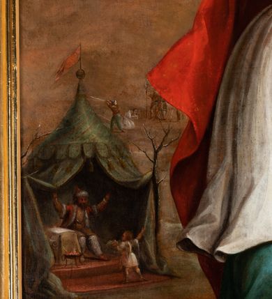 Zdjęcie nr 6: Obraz w kształcie stojącego prostokąta zamkniętego łukiem o ćwierć koliście nadwieszonych narożach. W centrum znajduje się postać stojącej świętej Doroty w ujęciu trzy czwarte, zwrócona w prawą stronę, w lekkim kontrapoście, z ciężarem ciała spoczywającym na lewej nodze. Ręce uniesione i ugięte w łokciach na wysokości klatki piersiowej, dłonie wysunięte do przodu i złożone w geście modlitwy. Głowa lekko uniesiona w górę, twarz o łagodnych młodzieńczych rysach z małym podbródkiem, drobnymi, wąskimi ustami, prostym nosem, dużymi, szeroko otwartymi oczami nad którymi znajdują się cienkie łukowate brwi i niskie czoło. Ciemne, kręcone, swobodnie opadające na ramiona włosy zasłaniają częściowo widoczne prawe ucho. Na jej głowie widnieje jasno brązowa korona utworzona z motywu roślinnego. Ubrana jest w długą spódnicę w kolorze turkusowym odsłaniającą stopy w czerwonych sandałach, białą koszulę do kolan, z rękawami do łokci i wąskim kołnierzykiem, na którą ubrany jest jasno brązowy gorset o krótkich rękawach. Przez jej lewe ramię przewieszony jest długi, czerwony płaszcz. 
Anioł po prawej stronie został przedstawiony z białymi skrzydłami w ujęciu trzy czwarte, zwrócony w kierunku świętej na ugiętych nogach. W dwóch rękach podtrzymuje bukiet jasnoróżowych róż. Ubrany jest w popielatą sukienkę sięgającą do kolan, podwiniętą do łokci i przepasaną różową szarfą. U stóp obu postaci leży miecz. 
W lewej górnej części obrazu ponad postacią świętej ukazany został lecący w prawą stronę skrzydlaty aniołek okryty turkusową tkaniną z wyciągniętymi do przodu rękami, w których trzyma atrybuty męczeństwa - w prawej dłoni wieniec, w lewej gałązkę palmową. 
Na drugim planie obrazu w jego lewej części widoczny jest zielony namiot w którym znajduje się mężczyzna z brodą siedzący na czerwonym podwyższeniu ubrany w białe spodnie, czerwoną kamizelkę oraz turban o podobnych kolorach. Przed namiotem znajduje się mały aniołek ubrany w białą krótką sukienkę z koszem kwiatów na lewej ręce. Za namiotem przedstawienie ścięcia głowy świętej. Linia horyzontu obrazu sięga do wysokości bioder głównej postaci obrazu. Tło stanowi krajobraz z zachmurzonym niebem o odcieniach beżów, błękitów i brązów.
