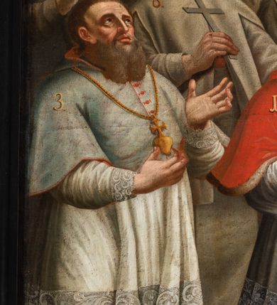 Zdjęcie nr 10: Obraz w kształcie prostokąta przedstawia trzynastu członków zakonu Fratres de Poenitentia (Marków). Po stronie lewej jest ich siedmiu, natomiast po prawej sześciu. Wszyscy zakonnicy posiadają numery do legendy z ich imionami wzdłuż dolnej krawędzi półtna. W centrum kompozycji ukazani są dwaj klęczący zakonnicy. Znajdujący się po lewej stronie, trzyma dwiema rękami brązowy model kościoła opierając go o lewe kolano, a zakonnik po prawej trzyma  w lewej ręce księgę. Obok widnieją dwaj starsi mężczyźni o siwych brodach. Stojący po prawej podtrzymuje lewą ręką wysoki drewniany krzyż, a stojący po stronie lewej  prawą ręką wykonuje gest błogosławieństwa, a w lewej trzyma krucyfiks. Jest on ubrany w czerwoną: pelerynę, czapkę piuskę oraz buty, a na szyi ma stułę. Pozostali zakonnicy stoją wokół klęczących mężczyzn. Wszyscy ubrani są w białe habity, a ich wzrok zwrócony jest ku świetlistemu niebu , gdzie wśród obłoków widnieje godło zakonu marków.  Tło kompozycji stanowi brunatne podłoże oraz ciemne niebo. Rama drewniana na cokole, flankowana kanelowanymi pilastrami, zwieńczona profilowanym gzymsem, polichromowana na czarno, w górnej części profil złocony. Wzdłuż dolnej krawędzi płótna inskrypcja: „I.S: Cletus Fundator 2. S: Quiriacus M: 3. S: Cesarius 4. S: Ventura C:  5 S: Solicitus C: 6. B: Michael C: 7. S: Moricus C: 8. S: Rainaldus C: 9. S: Liberius C: 10. S: Demetrius C: 11. S: Conoesus C: 12. S: Chilarius C: 13. S: Salerius.”