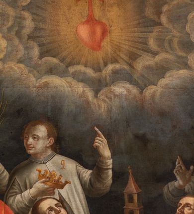 Zdjęcie nr 14: Obraz w kształcie prostokąta przedstawia trzynastu członków zakonu Fratres de Poenitentia (Marków). Po stronie lewej jest ich siedmiu, natomiast po prawej sześciu. Wszyscy zakonnicy posiadają numery do legendy z ich imionami wzdłuż dolnej krawędzi półtna. W centrum kompozycji ukazani są dwaj klęczący zakonnicy. Znajdujący się po lewej stronie, trzyma dwiema rękami brązowy model kościoła opierając go o lewe kolano, a zakonnik po prawej trzyma  w lewej ręce księgę. Obok widnieją dwaj starsi mężczyźni o siwych brodach. Stojący po prawej podtrzymuje lewą ręką wysoki drewniany krzyż, a stojący po stronie lewej  prawą ręką wykonuje gest błogosławieństwa, a w lewej trzyma krucyfiks. Jest on ubrany w czerwoną: pelerynę, czapkę piuskę oraz buty, a na szyi ma stułę. Pozostali zakonnicy stoją wokół klęczących mężczyzn. Wszyscy ubrani są w białe habity, a ich wzrok zwrócony jest ku świetlistemu niebu , gdzie wśród obłoków widnieje godło zakonu marków.  Tło kompozycji stanowi brunatne podłoże oraz ciemne niebo. Rama drewniana na cokole, flankowana kanelowanymi pilastrami, zwieńczona profilowanym gzymsem, polichromowana na czarno, w górnej części profil złocony. Wzdłuż dolnej krawędzi płótna inskrypcja: „I.S: Cletus Fundator 2. S: Quiriacus M: 3. S: Cesarius 4. S: Ventura C:  5 S: Solicitus C: 6. B: Michael C: 7. S: Moricus C: 8. S: Rainaldus C: 9. S: Liberius C: 10. S: Demetrius C: 11. S: Conoesus C: 12. S: Chilarius C: 13. S: Salerius.”