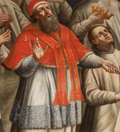 Zdjęcie nr 7: Obraz w kształcie prostokąta przedstawia trzynastu członków zakonu Fratres de Poenitentia (Marków). Po stronie lewej jest ich siedmiu, natomiast po prawej sześciu. Wszyscy zakonnicy posiadają numery do legendy z ich imionami wzdłuż dolnej krawędzi półtna. W centrum kompozycji ukazani są dwaj klęczący zakonnicy. Znajdujący się po lewej stronie, trzyma dwiema rękami brązowy model kościoła opierając go o lewe kolano, a zakonnik po prawej trzyma  w lewej ręce księgę. Obok widnieją dwaj starsi mężczyźni o siwych brodach. Stojący po prawej podtrzymuje lewą ręką wysoki drewniany krzyż, a stojący po stronie lewej  prawą ręką wykonuje gest błogosławieństwa, a w lewej trzyma krucyfiks. Jest on ubrany w czerwoną: pelerynę, czapkę piuskę oraz buty, a na szyi ma stułę. Pozostali zakonnicy stoją wokół klęczących mężczyzn. Wszyscy ubrani są w białe habity, a ich wzrok zwrócony jest ku świetlistemu niebu , gdzie wśród obłoków widnieje godło zakonu marków.  Tło kompozycji stanowi brunatne podłoże oraz ciemne niebo. Rama drewniana na cokole, flankowana kanelowanymi pilastrami, zwieńczona profilowanym gzymsem, polichromowana na czarno, w górnej części profil złocony. Wzdłuż dolnej krawędzi płótna inskrypcja: „I.S: Cletus Fundator 2. S: Quiriacus M: 3. S: Cesarius 4. S: Ventura C:  5 S: Solicitus C: 6. B: Michael C: 7. S: Moricus C: 8. S: Rainaldus C: 9. S: Liberius C: 10. S: Demetrius C: 11. S: Conoesus C: 12. S: Chilarius C: 13. S: Salerius.”