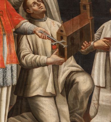 Zdjęcie nr 11: Obraz w kształcie prostokąta przedstawia trzynastu członków zakonu Fratres de Poenitentia (Marków). Po stronie lewej jest ich siedmiu, natomiast po prawej sześciu. Wszyscy zakonnicy posiadają numery do legendy z ich imionami wzdłuż dolnej krawędzi półtna. W centrum kompozycji ukazani są dwaj klęczący zakonnicy. Znajdujący się po lewej stronie, trzyma dwiema rękami brązowy model kościoła opierając go o lewe kolano, a zakonnik po prawej trzyma  w lewej ręce księgę. Obok widnieją dwaj starsi mężczyźni o siwych brodach. Stojący po prawej podtrzymuje lewą ręką wysoki drewniany krzyż, a stojący po stronie lewej  prawą ręką wykonuje gest błogosławieństwa, a w lewej trzyma krucyfiks. Jest on ubrany w czerwoną: pelerynę, czapkę piuskę oraz buty, a na szyi ma stułę. Pozostali zakonnicy stoją wokół klęczących mężczyzn. Wszyscy ubrani są w białe habity, a ich wzrok zwrócony jest ku świetlistemu niebu , gdzie wśród obłoków widnieje godło zakonu marków.  Tło kompozycji stanowi brunatne podłoże oraz ciemne niebo. Rama drewniana na cokole, flankowana kanelowanymi pilastrami, zwieńczona profilowanym gzymsem, polichromowana na czarno, w górnej części profil złocony. Wzdłuż dolnej krawędzi płótna inskrypcja: „I.S: Cletus Fundator 2. S: Quiriacus M: 3. S: Cesarius 4. S: Ventura C:  5 S: Solicitus C: 6. B: Michael C: 7. S: Moricus C: 8. S: Rainaldus C: 9. S: Liberius C: 10. S: Demetrius C: 11. S: Conoesus C: 12. S: Chilarius C: 13. S: Salerius.”