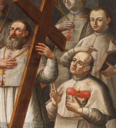 Zdjęcie nr 12: Obraz w kształcie prostokąta przedstawia trzynastu członków zakonu Fratres de Poenitentia (Marków). Po stronie lewej jest ich siedmiu, natomiast po prawej sześciu. Wszyscy zakonnicy posiadają numery do legendy z ich imionami wzdłuż dolnej krawędzi półtna. W centrum kompozycji ukazani są dwaj klęczący zakonnicy. Znajdujący się po lewej stronie, trzyma dwiema rękami brązowy model kościoła opierając go o lewe kolano, a zakonnik po prawej trzyma  w lewej ręce księgę. Obok widnieją dwaj starsi mężczyźni o siwych brodach. Stojący po prawej podtrzymuje lewą ręką wysoki drewniany krzyż, a stojący po stronie lewej  prawą ręką wykonuje gest błogosławieństwa, a w lewej trzyma krucyfiks. Jest on ubrany w czerwoną: pelerynę, czapkę piuskę oraz buty, a na szyi ma stułę. Pozostali zakonnicy stoją wokół klęczących mężczyzn. Wszyscy ubrani są w białe habity, a ich wzrok zwrócony jest ku świetlistemu niebu , gdzie wśród obłoków widnieje godło zakonu marków.  Tło kompozycji stanowi brunatne podłoże oraz ciemne niebo. Rama drewniana na cokole, flankowana kanelowanymi pilastrami, zwieńczona profilowanym gzymsem, polichromowana na czarno, w górnej części profil złocony. Wzdłuż dolnej krawędzi płótna inskrypcja: „I.S: Cletus Fundator 2. S: Quiriacus M: 3. S: Cesarius 4. S: Ventura C:  5 S: Solicitus C: 6. B: Michael C: 7. S: Moricus C: 8. S: Rainaldus C: 9. S: Liberius C: 10. S: Demetrius C: 11. S: Conoesus C: 12. S: Chilarius C: 13. S: Salerius.”