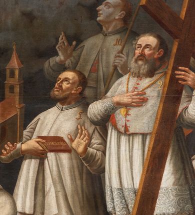 Zdjęcie nr 5: Obraz w kształcie prostokąta przedstawia trzynastu członków zakonu Fratres de Poenitentia (Marków). Po stronie lewej jest ich siedmiu, natomiast po prawej sześciu. Wszyscy zakonnicy posiadają numery do legendy z ich imionami wzdłuż dolnej krawędzi półtna. W centrum kompozycji ukazani są dwaj klęczący zakonnicy. Znajdujący się po lewej stronie, trzyma dwiema rękami brązowy model kościoła opierając go o lewe kolano, a zakonnik po prawej trzyma  w lewej ręce księgę. Obok widnieją dwaj starsi mężczyźni o siwych brodach. Stojący po prawej podtrzymuje lewą ręką wysoki drewniany krzyż, a stojący po stronie lewej  prawą ręką wykonuje gest błogosławieństwa, a w lewej trzyma krucyfiks. Jest on ubrany w czerwoną: pelerynę, czapkę piuskę oraz buty, a na szyi ma stułę. Pozostali zakonnicy stoją wokół klęczących mężczyzn. Wszyscy ubrani są w białe habity, a ich wzrok zwrócony jest ku świetlistemu niebu , gdzie wśród obłoków widnieje godło zakonu marków.  Tło kompozycji stanowi brunatne podłoże oraz ciemne niebo. Rama drewniana na cokole, flankowana kanelowanymi pilastrami, zwieńczona profilowanym gzymsem, polichromowana na czarno, w górnej części profil złocony. Wzdłuż dolnej krawędzi płótna inskrypcja: „I.S: Cletus Fundator 2. S: Quiriacus M: 3. S: Cesarius 4. S: Ventura C:  5 S: Solicitus C: 6. B: Michael C: 7. S: Moricus C: 8. S: Rainaldus C: 9. S: Liberius C: 10. S: Demetrius C: 11. S: Conoesus C: 12. S: Chilarius C: 13. S: Salerius.”