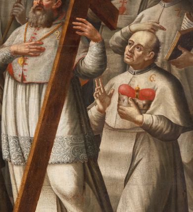 Zdjęcie nr 9: Obraz w kształcie prostokąta przedstawia trzynastu członków zakonu Fratres de Poenitentia (Marków). Po stronie lewej jest ich siedmiu, natomiast po prawej sześciu. Wszyscy zakonnicy posiadają numery do legendy z ich imionami wzdłuż dolnej krawędzi półtna. W centrum kompozycji ukazani są dwaj klęczący zakonnicy. Znajdujący się po lewej stronie, trzyma dwiema rękami brązowy model kościoła opierając go o lewe kolano, a zakonnik po prawej trzyma  w lewej ręce księgę. Obok widnieją dwaj starsi mężczyźni o siwych brodach. Stojący po prawej podtrzymuje lewą ręką wysoki drewniany krzyż, a stojący po stronie lewej  prawą ręką wykonuje gest błogosławieństwa, a w lewej trzyma krucyfiks. Jest on ubrany w czerwoną: pelerynę, czapkę piuskę oraz buty, a na szyi ma stułę. Pozostali zakonnicy stoją wokół klęczących mężczyzn. Wszyscy ubrani są w białe habity, a ich wzrok zwrócony jest ku świetlistemu niebu , gdzie wśród obłoków widnieje godło zakonu marków.  Tło kompozycji stanowi brunatne podłoże oraz ciemne niebo. Rama drewniana na cokole, flankowana kanelowanymi pilastrami, zwieńczona profilowanym gzymsem, polichromowana na czarno, w górnej części profil złocony. Wzdłuż dolnej krawędzi płótna inskrypcja: „I.S: Cletus Fundator 2. S: Quiriacus M: 3. S: Cesarius 4. S: Ventura C:  5 S: Solicitus C: 6. B: Michael C: 7. S: Moricus C: 8. S: Rainaldus C: 9. S: Liberius C: 10. S: Demetrius C: 11. S: Conoesus C: 12. S: Chilarius C: 13. S: Salerius.”